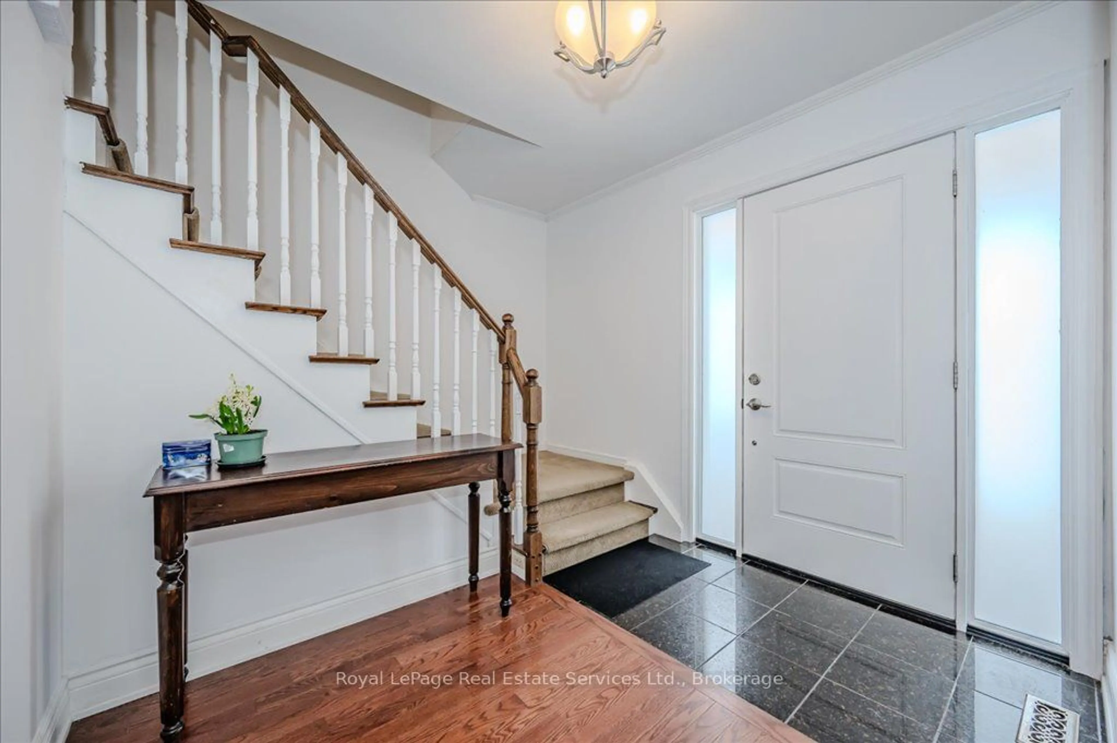 Indoor entryway for 279 Surrey Dr, Oakville Ontario L6L 3T6