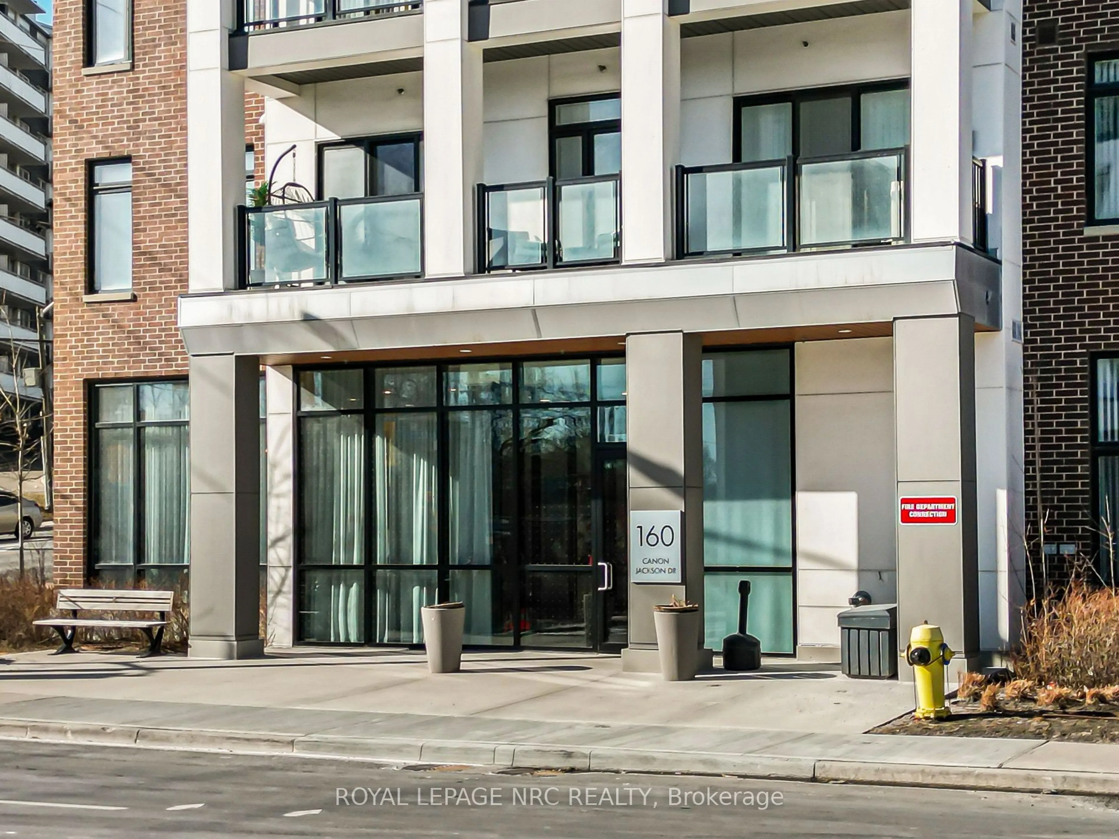 Indoor foyer for 160 Canon Jackson Dr #409, Toronto Ontario M6M 0B7