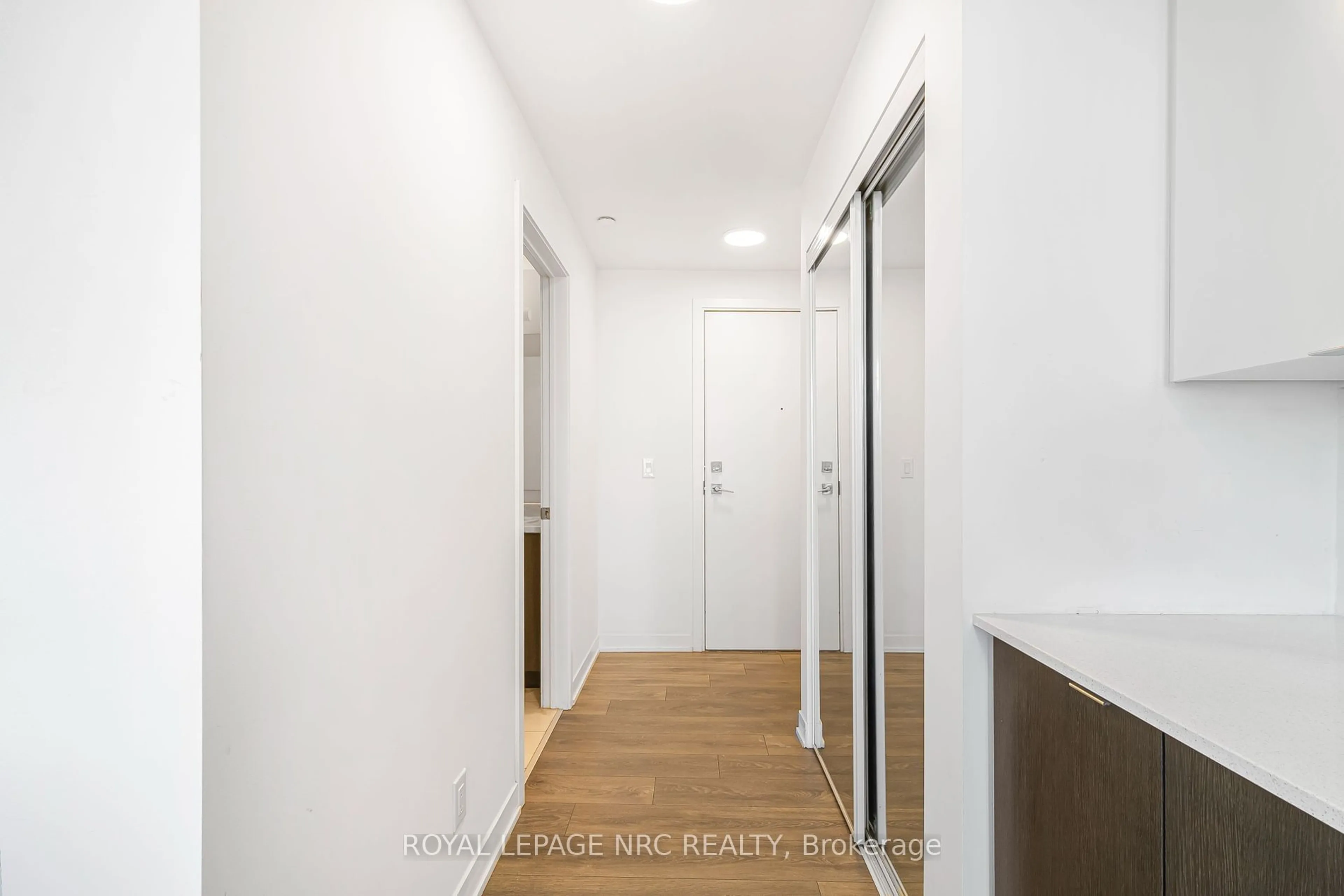 Indoor entryway for 160 Canon Jackson Dr #409, Toronto Ontario M6M 0B7