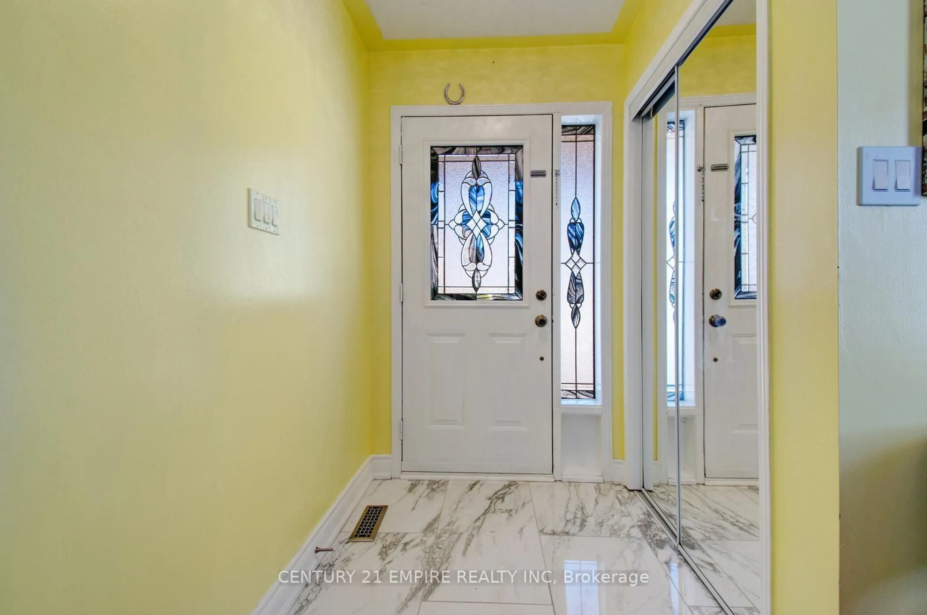 Indoor entryway for 46 Brentcliff Dr, Brampton Ontario L7A 2N2