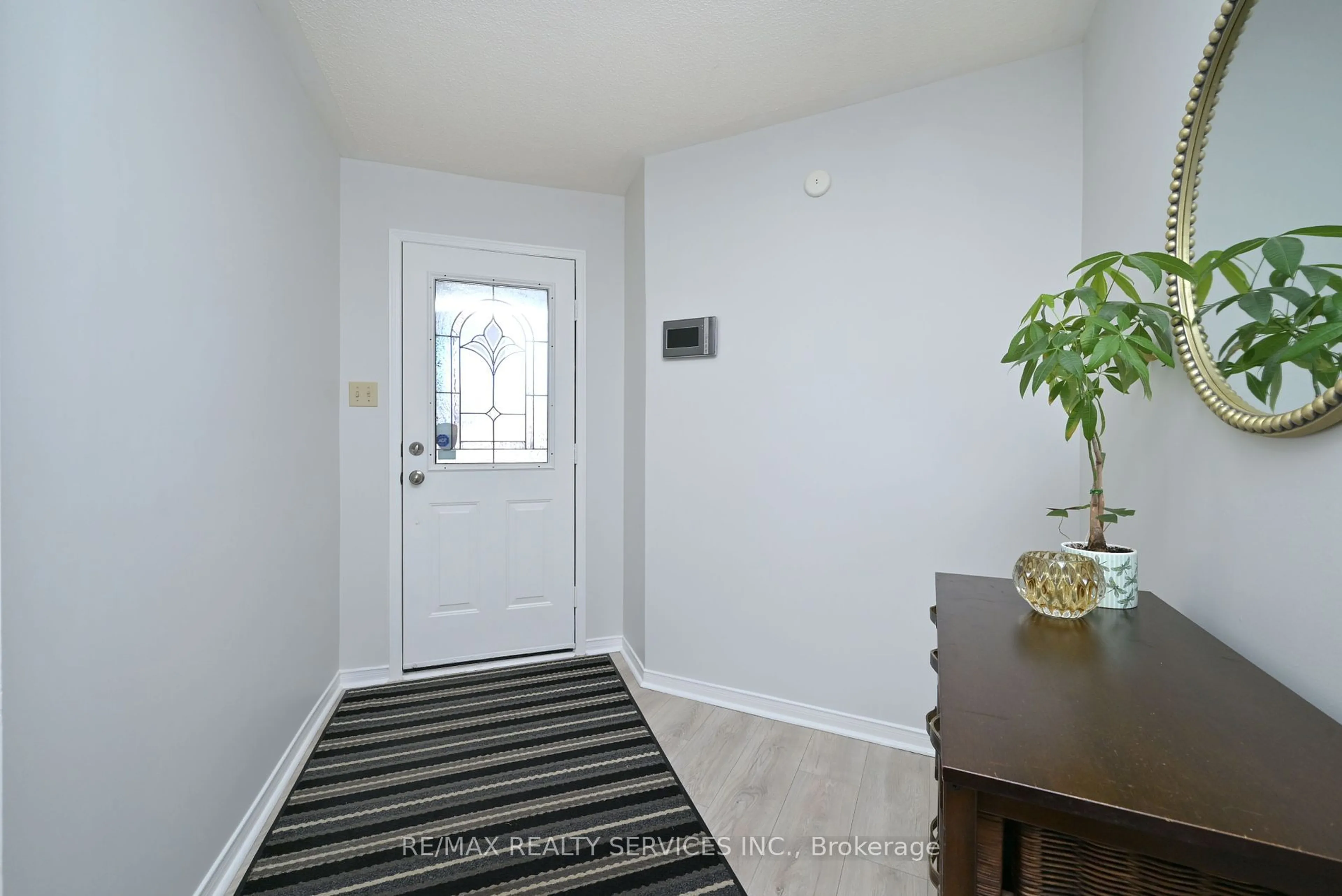 Indoor entryway for 41 Buttercup Lane, Brampton Ontario L6R 1N1