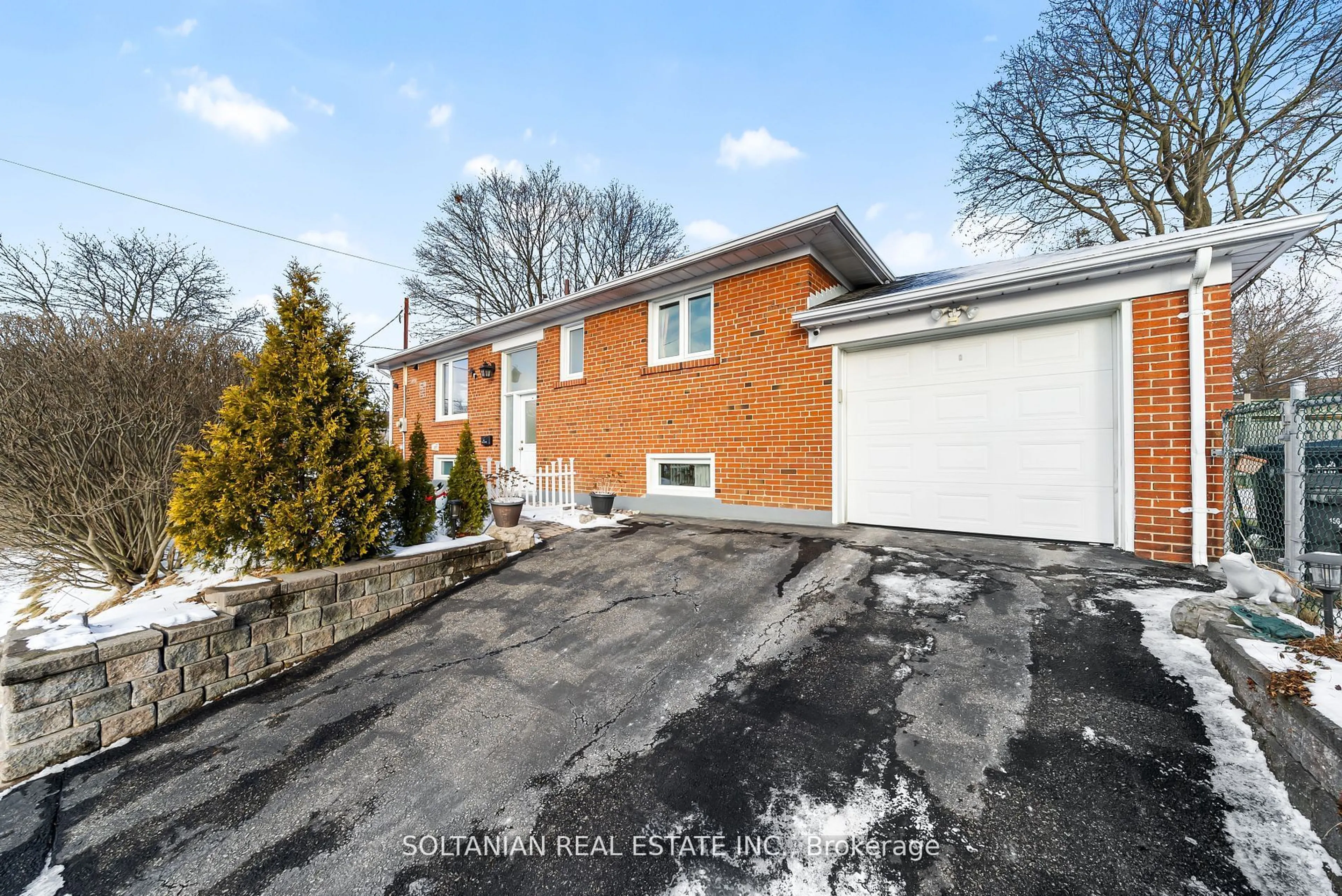 A pic from outside/outdoor area/front of a property/back of a property/a pic from drone, street for 29 Sealcove Dr, Toronto Ontario M9C 2C7