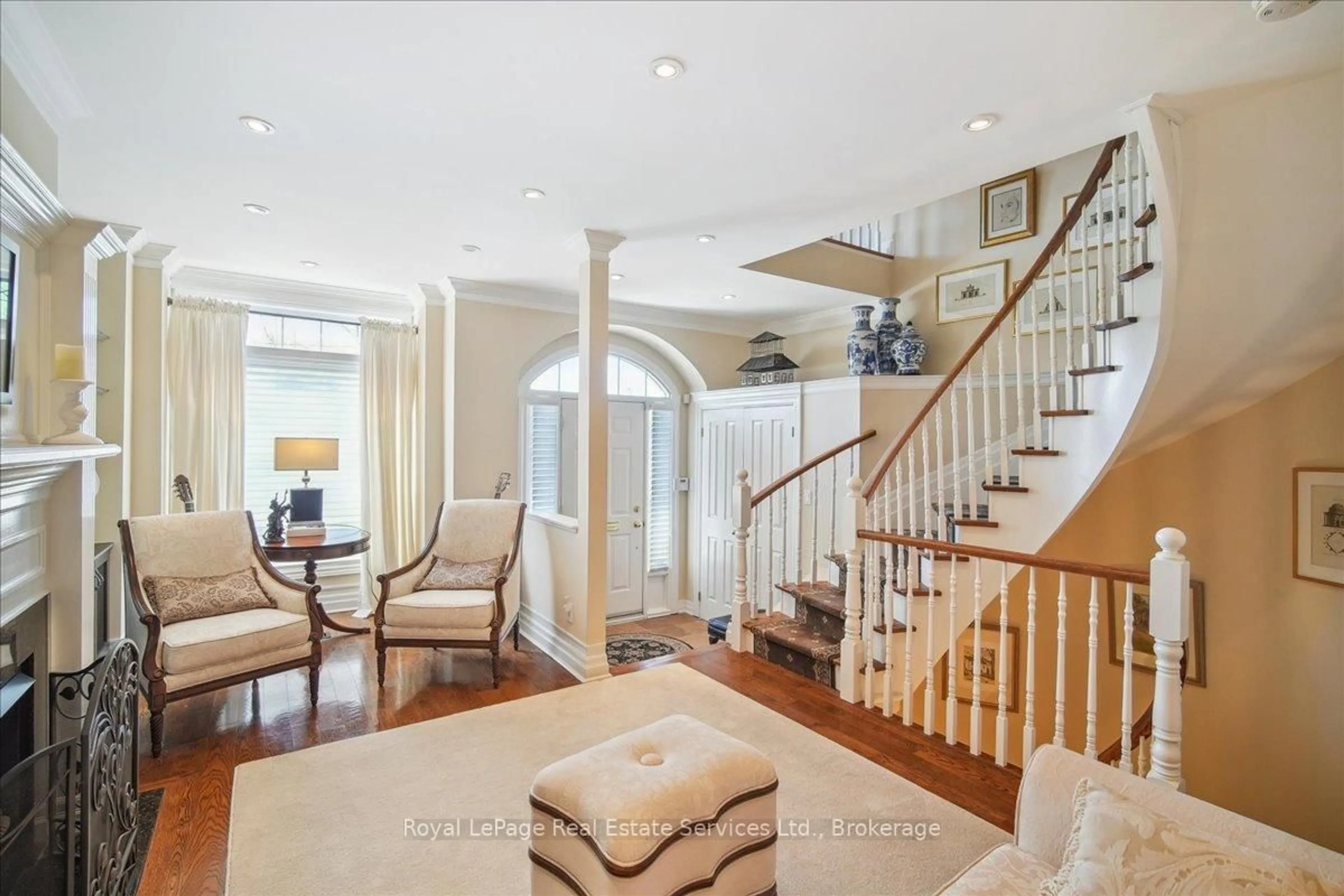 Indoor entryway for 161 Dunn St, Oakville Ontario L6J 3E4