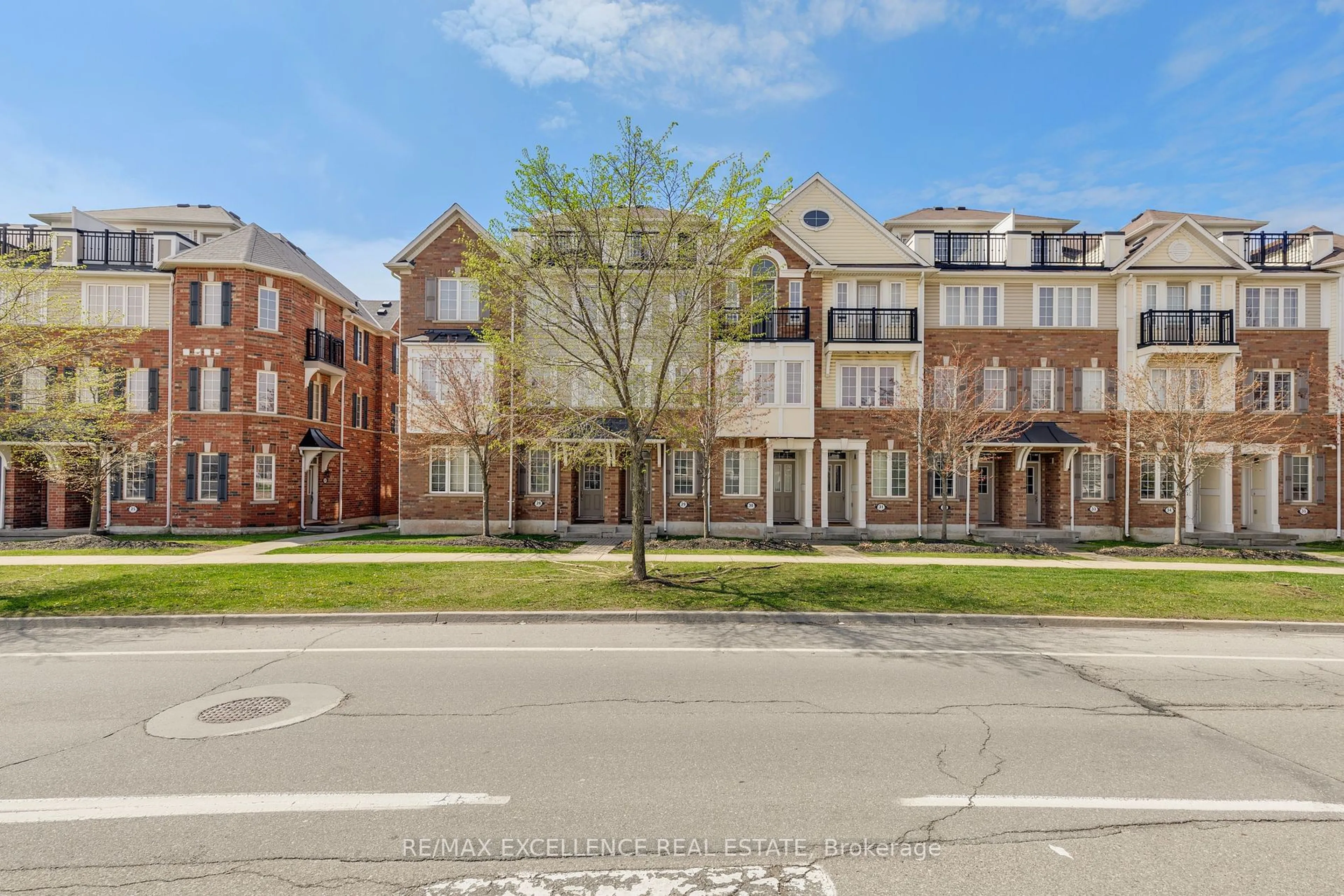 A pic from outside/outdoor area/front of a property/back of a property/a pic from drone, street for 2614 Dashwood Dr #29, Oakville Ontario L6M 0K5