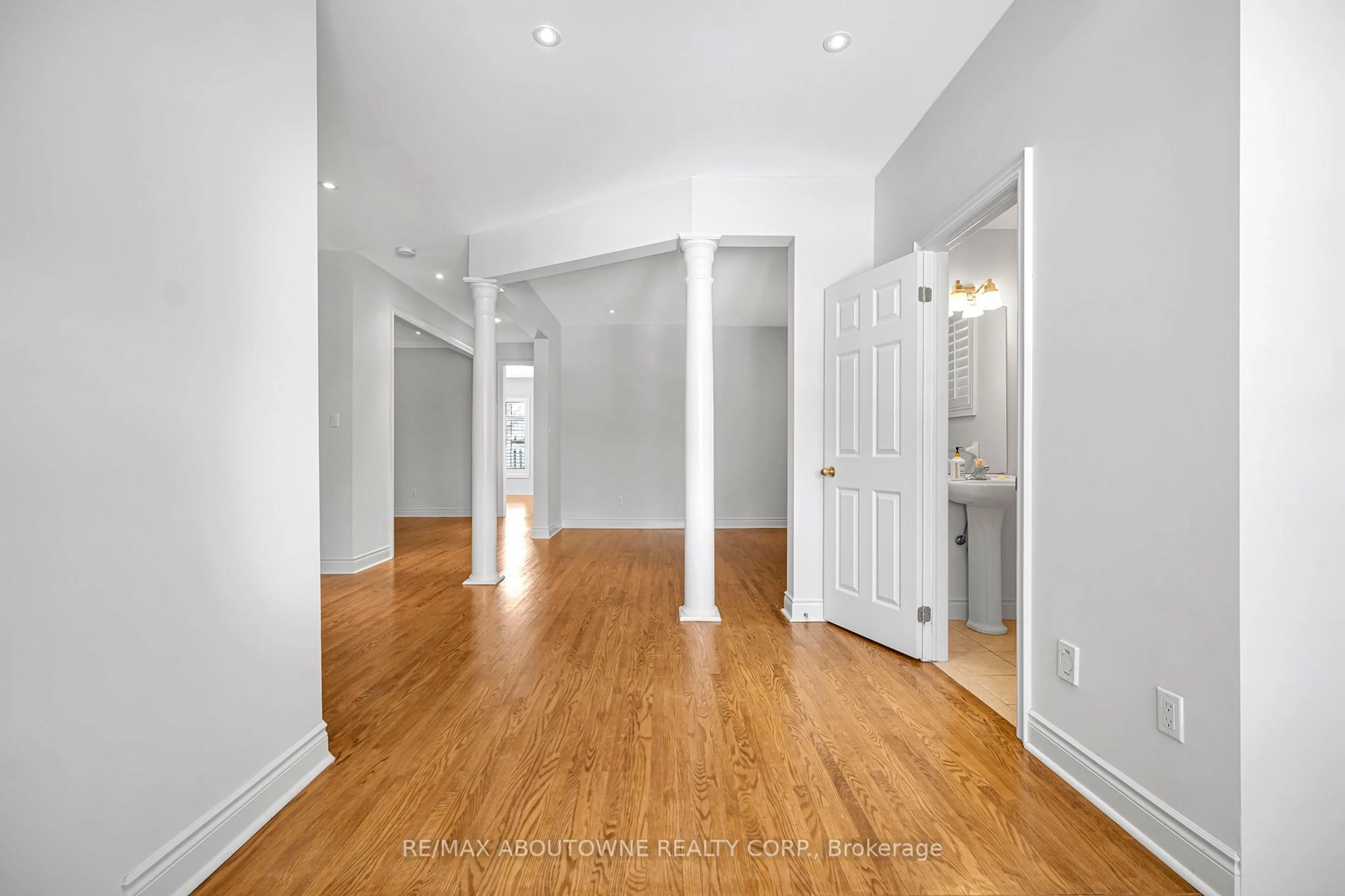 Indoor foyer for 2255 Foxfield Rd, Oakville Ontario L6M 4C9