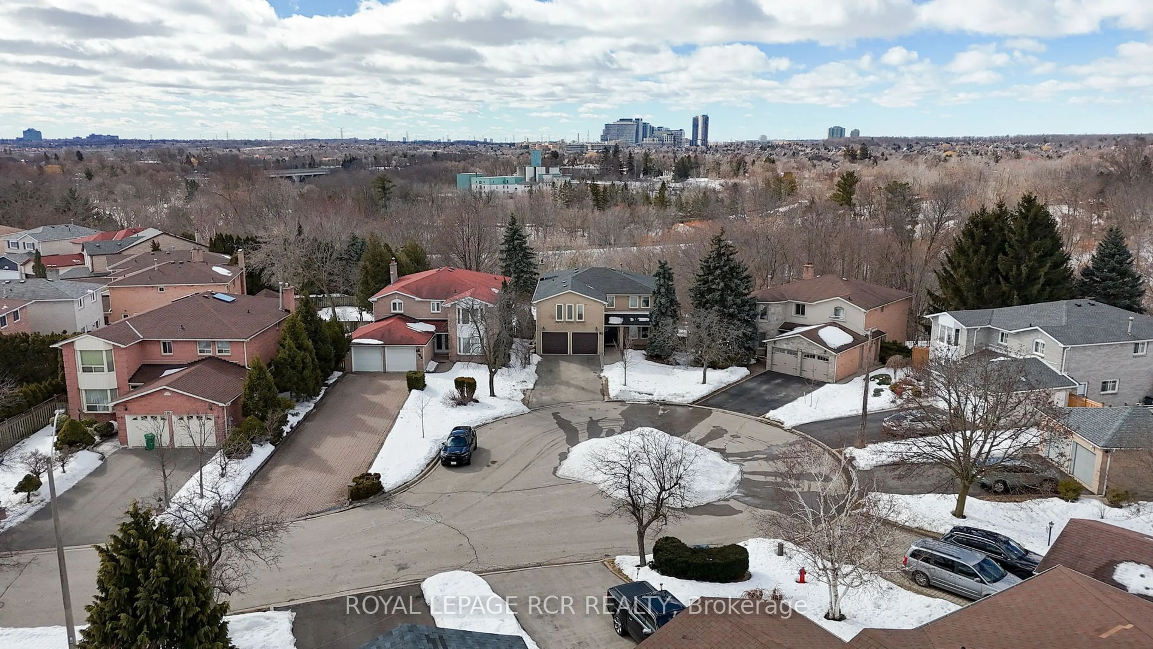 A pic from outside/outdoor area/front of a property/back of a property/a pic from drone, city buildings view from balcony for 5168 Hidden Valley Crt, Mississauga Ontario L5M 3P1