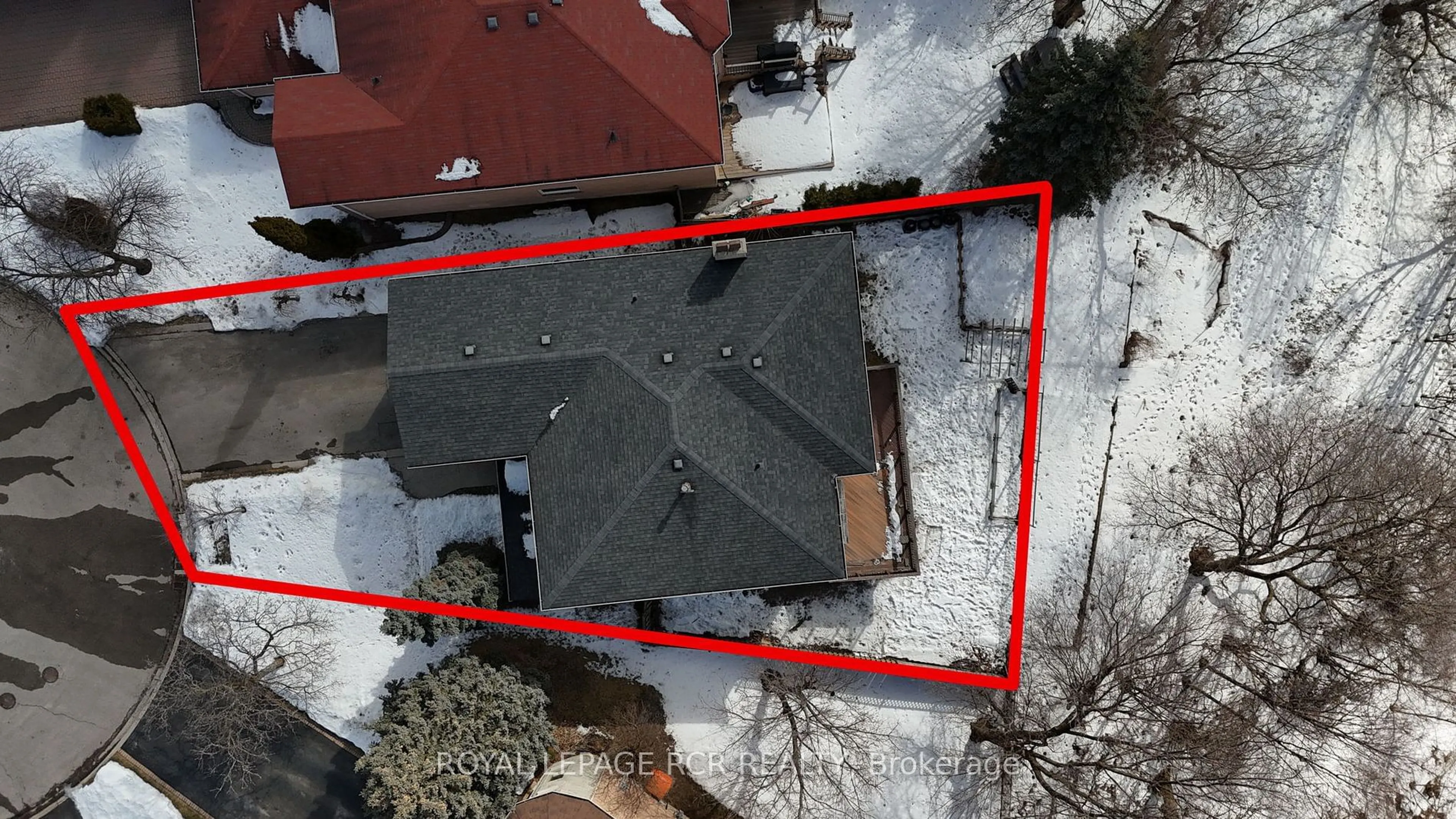 A pic from outside/outdoor area/front of a property/back of a property/a pic from drone, street for 5168 Hidden Valley Crt, Mississauga Ontario L5M 3P1