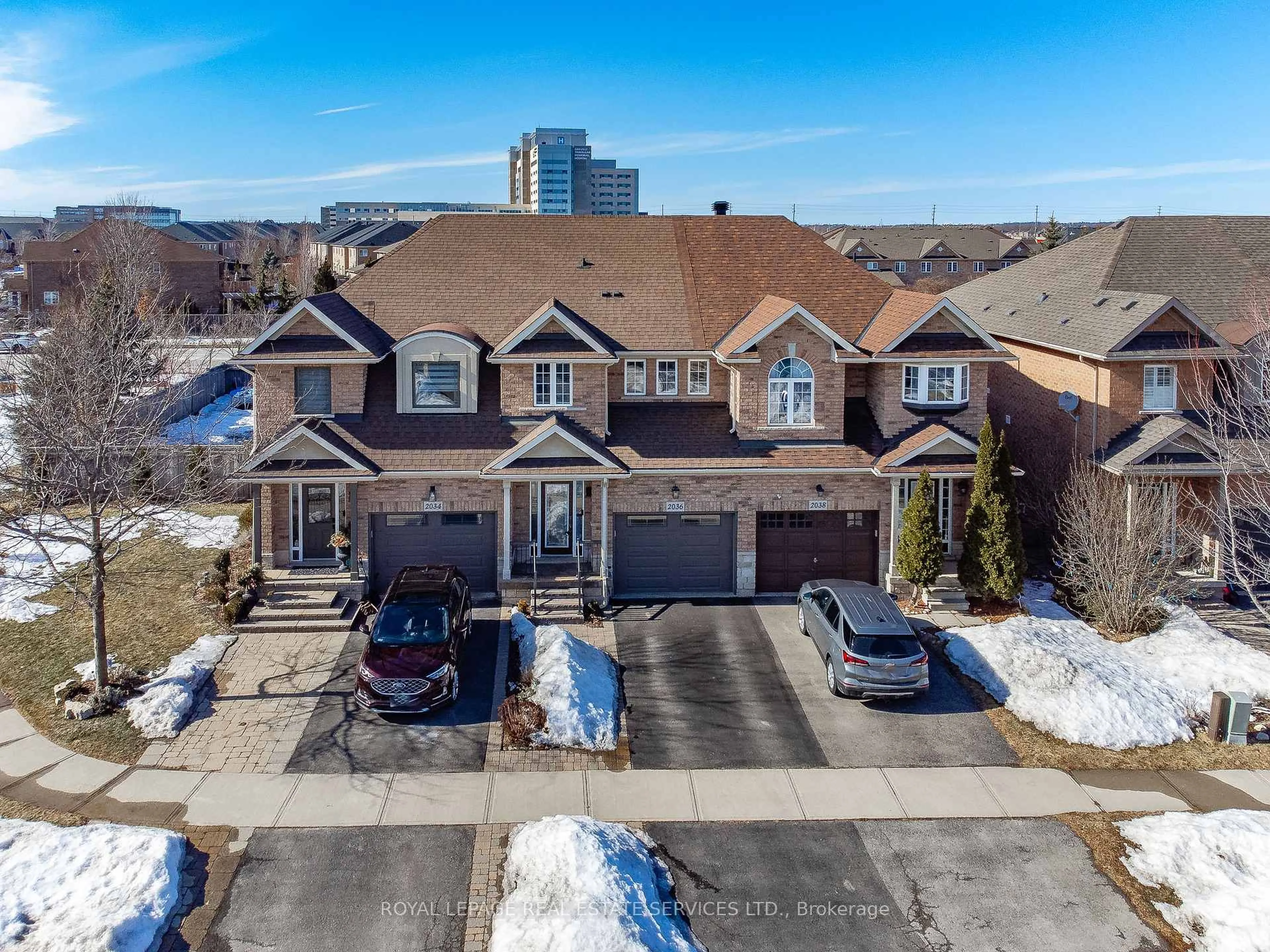 A pic from outside/outdoor area/front of a property/back of a property/a pic from drone, street for 2036 Redstone Cres, Oakville Ontario L6M 5B2
