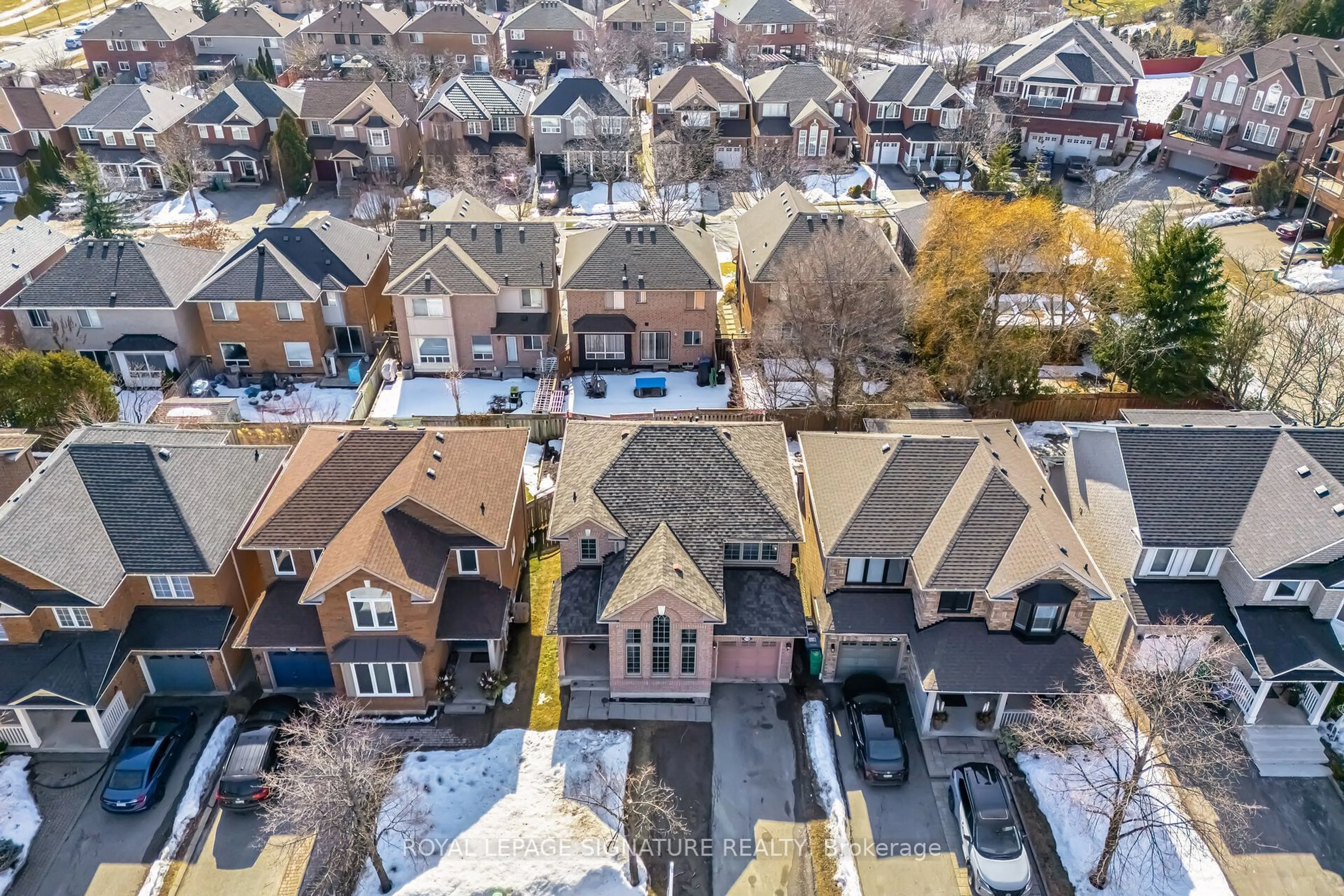 A pic from outside/outdoor area/front of a property/back of a property/a pic from drone, city buildings view from balcony for 3190 Rock Harbour Rd, Mississauga Ontario L5B 4G7