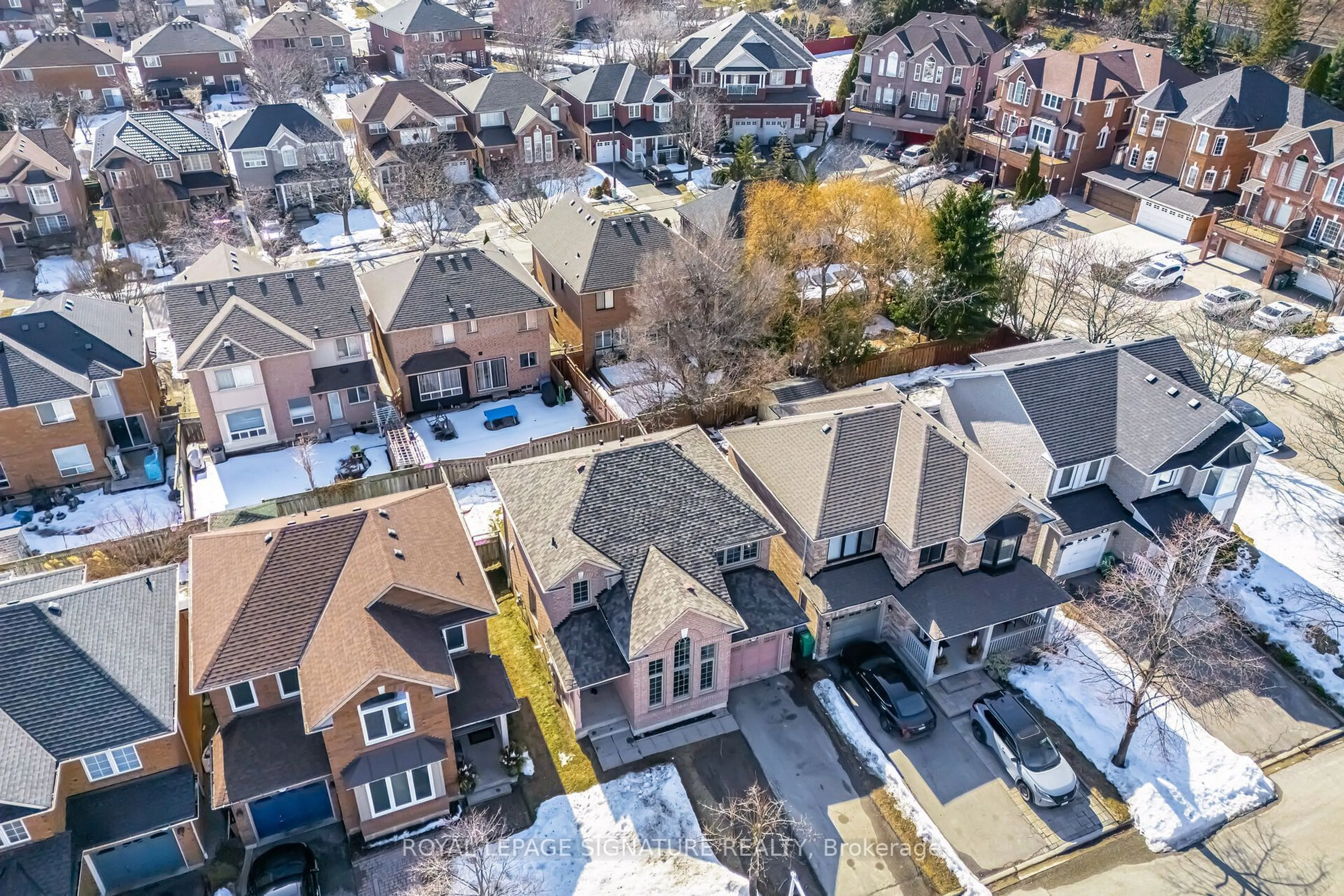 A pic from outside/outdoor area/front of a property/back of a property/a pic from drone, city buildings view from balcony for 3190 Rock Harbour Rd, Mississauga Ontario L5B 4G7