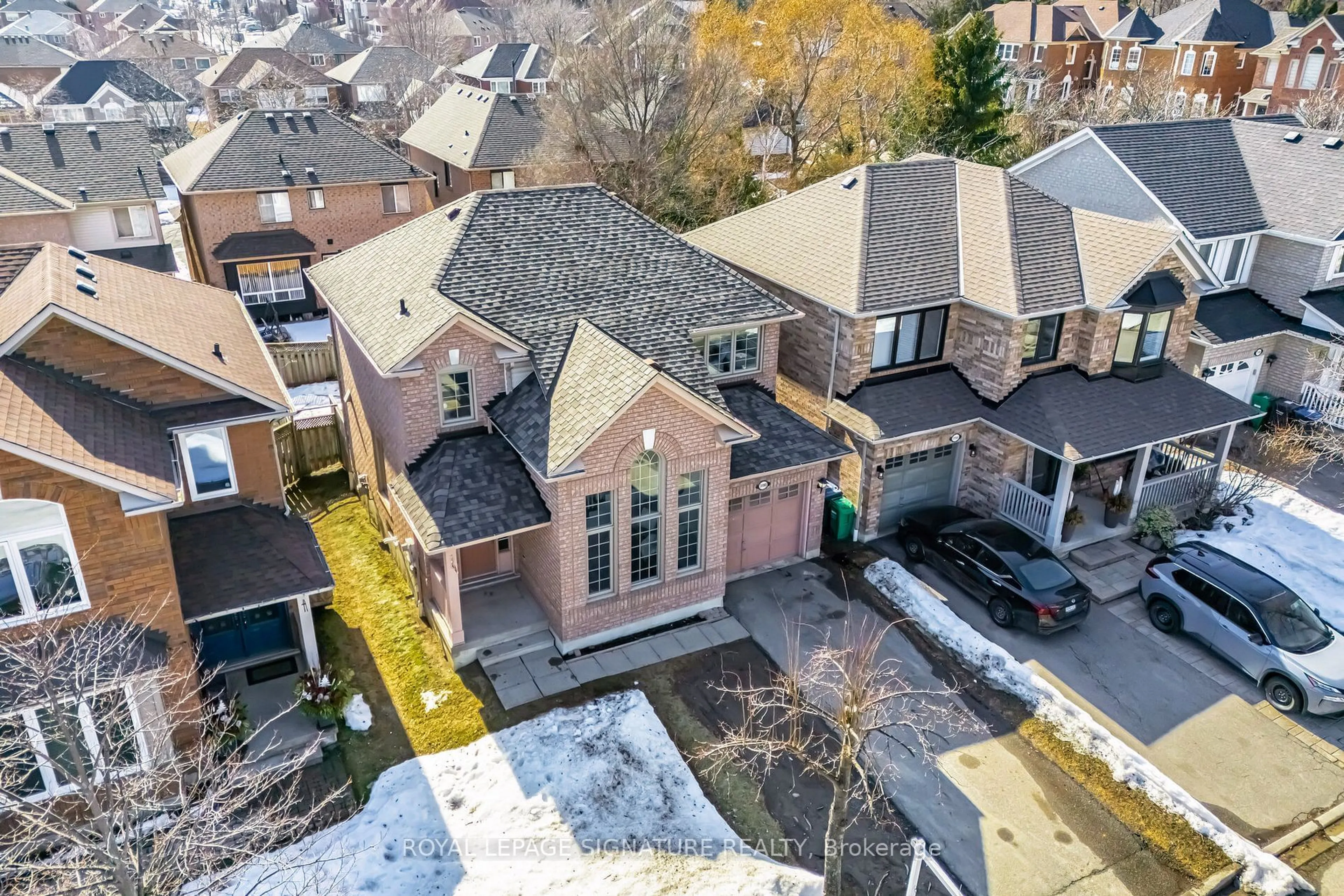 A pic from outside/outdoor area/front of a property/back of a property/a pic from drone, street for 3190 Rock Harbour Rd, Mississauga Ontario L5B 4G7