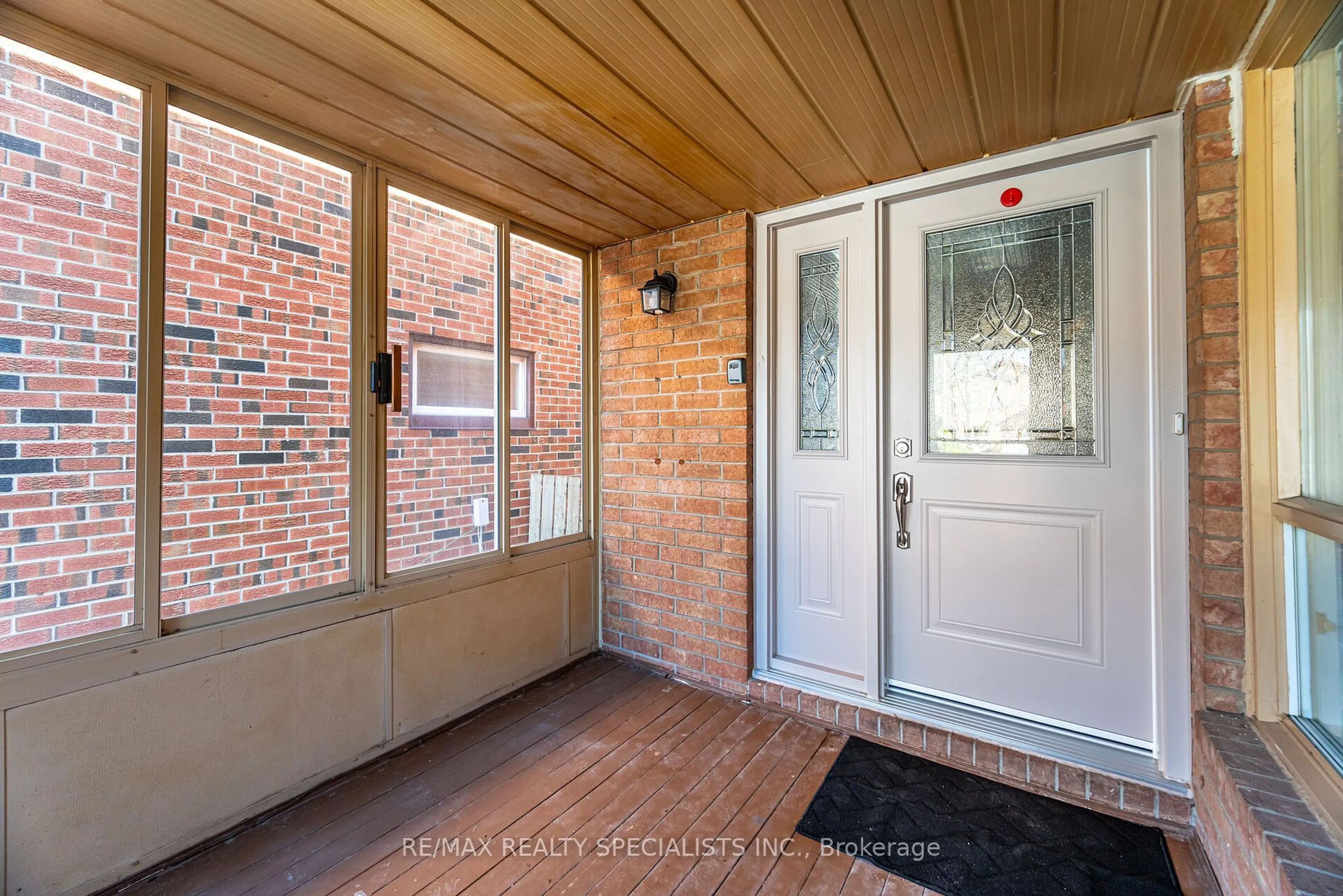 Indoor entryway for 2452 Ploughshare Crt, Mississauga Ontario L5L 3M6