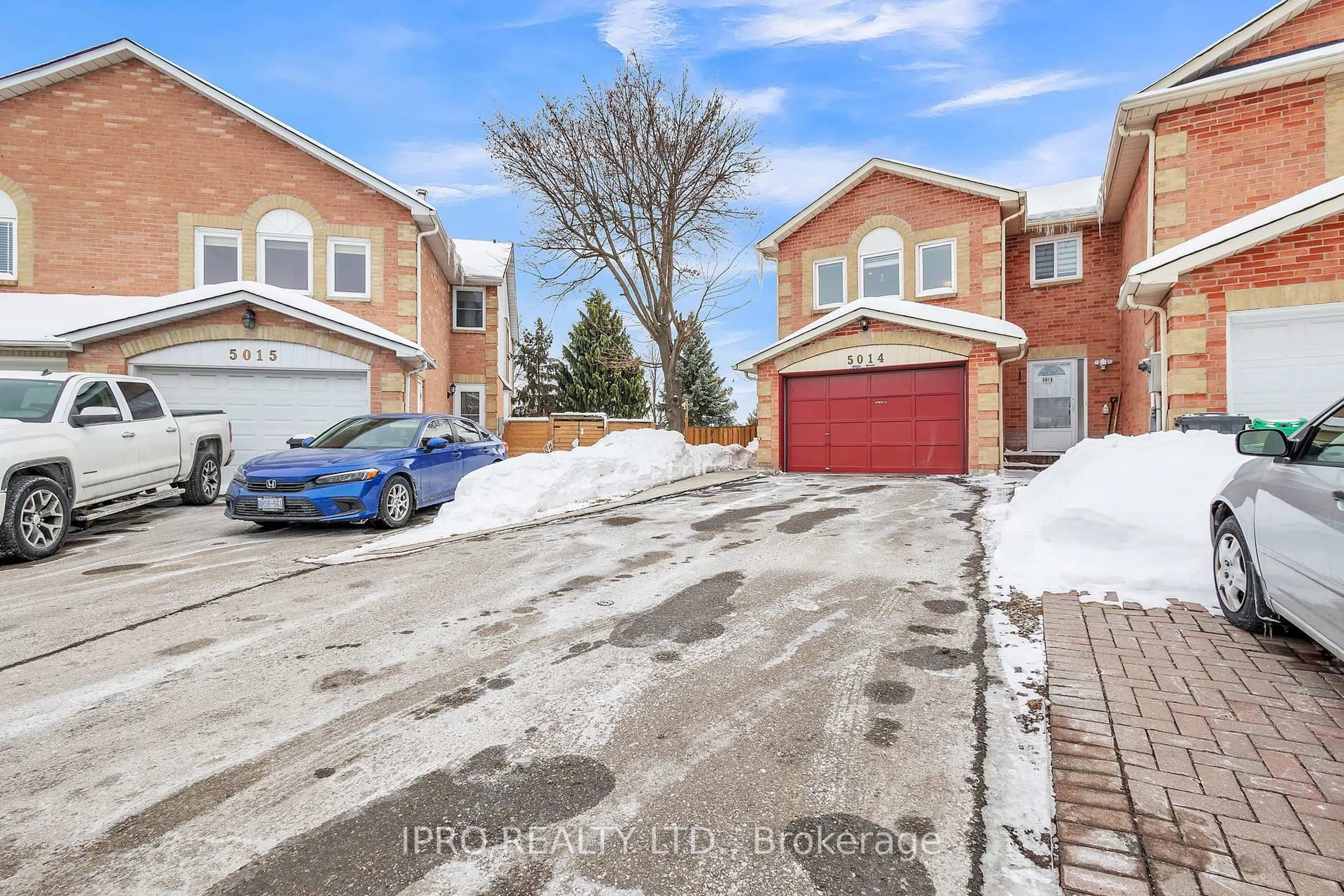 A pic from outside/outdoor area/front of a property/back of a property/a pic from drone, street for 5014 Rundle Crt, Mississauga Ontario L5M 4A3