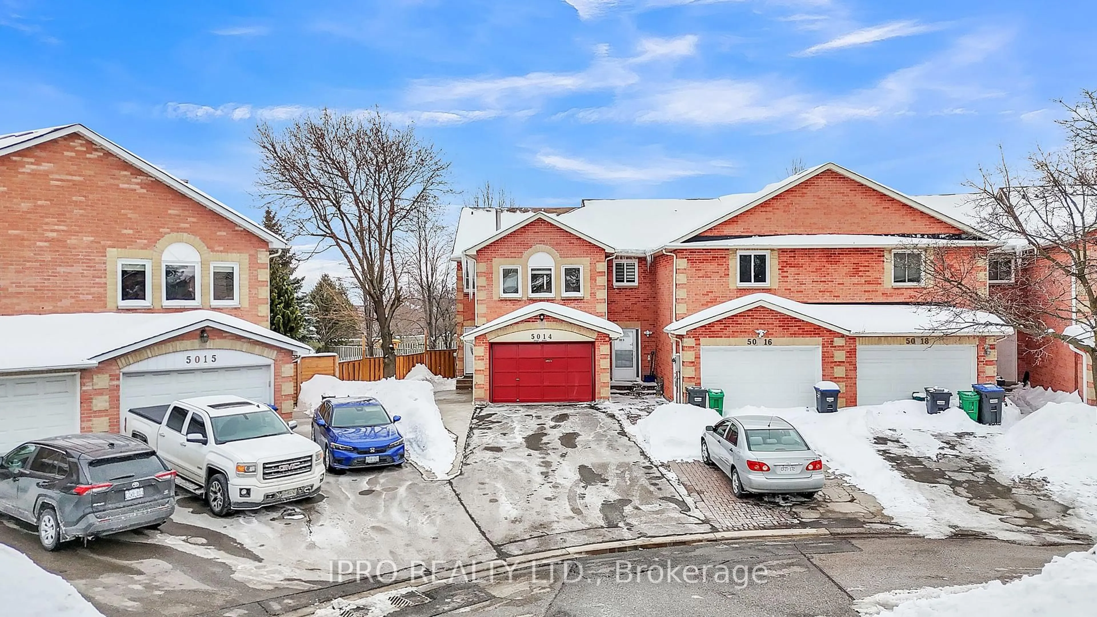 A pic from outside/outdoor area/front of a property/back of a property/a pic from drone, street for 5014 Rundle Crt, Mississauga Ontario L5M 4A3