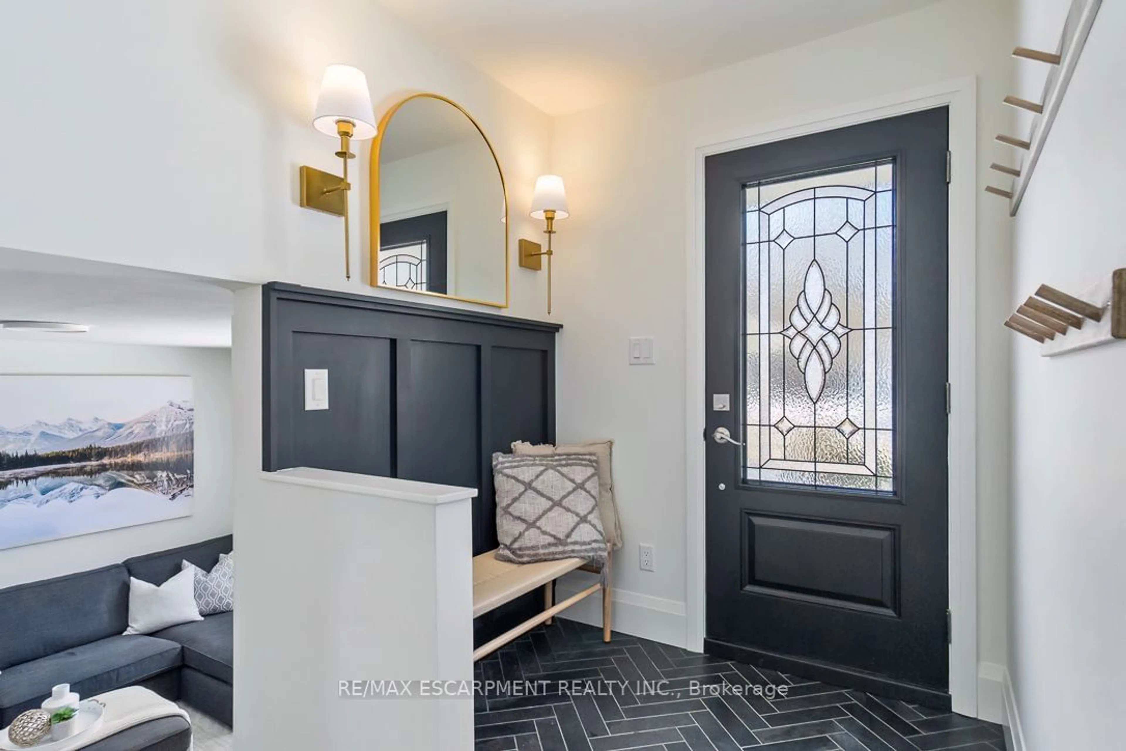 Indoor entryway for 694 Holt Dr, Burlington Ontario L7T 3N5