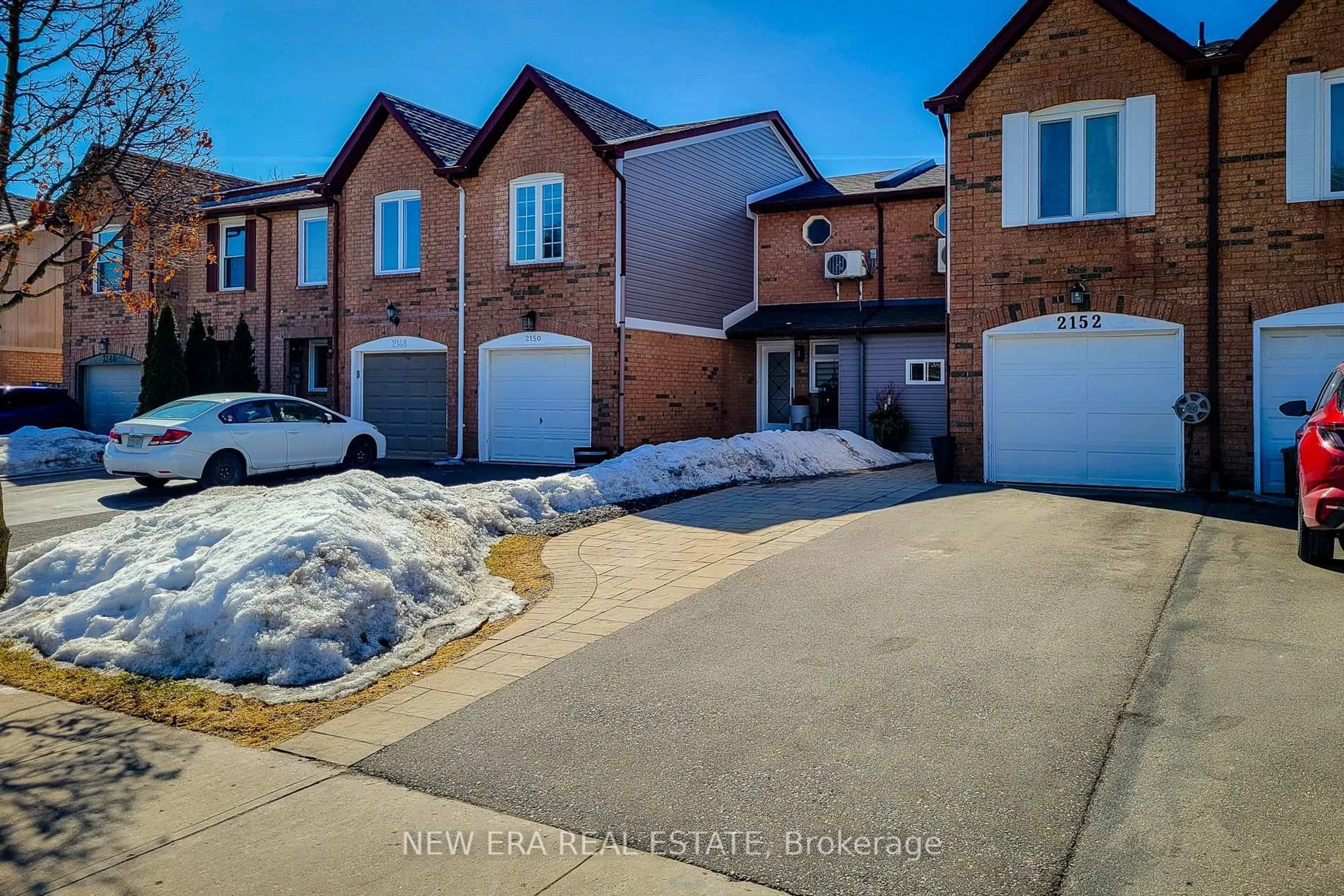 A pic from outside/outdoor area/front of a property/back of a property/a pic from drone, street for 2152 Pelee Blvd, Oakville Ontario L6H 4C8