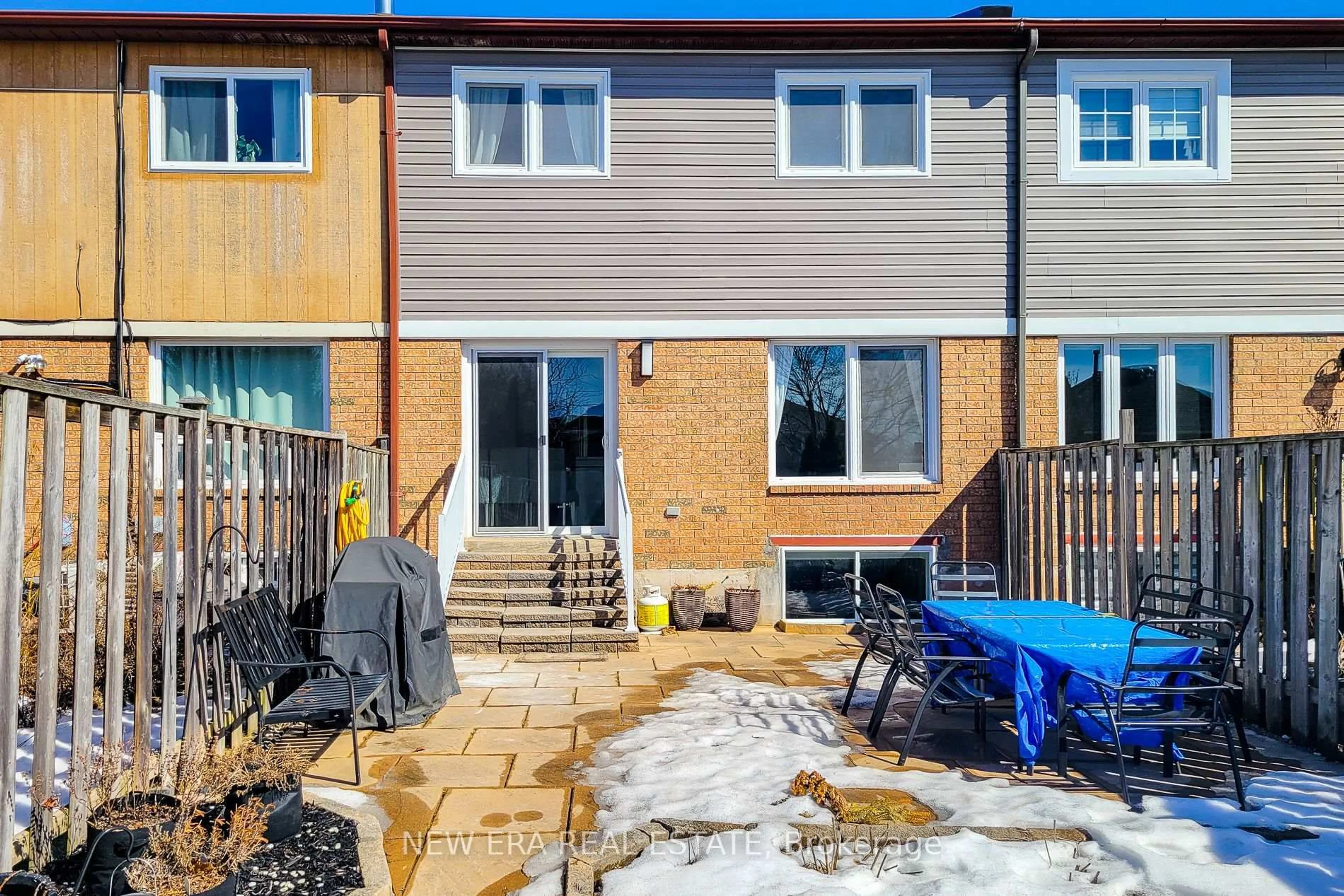 Patio, street for 2152 Pelee Blvd, Oakville Ontario L6H 4C8