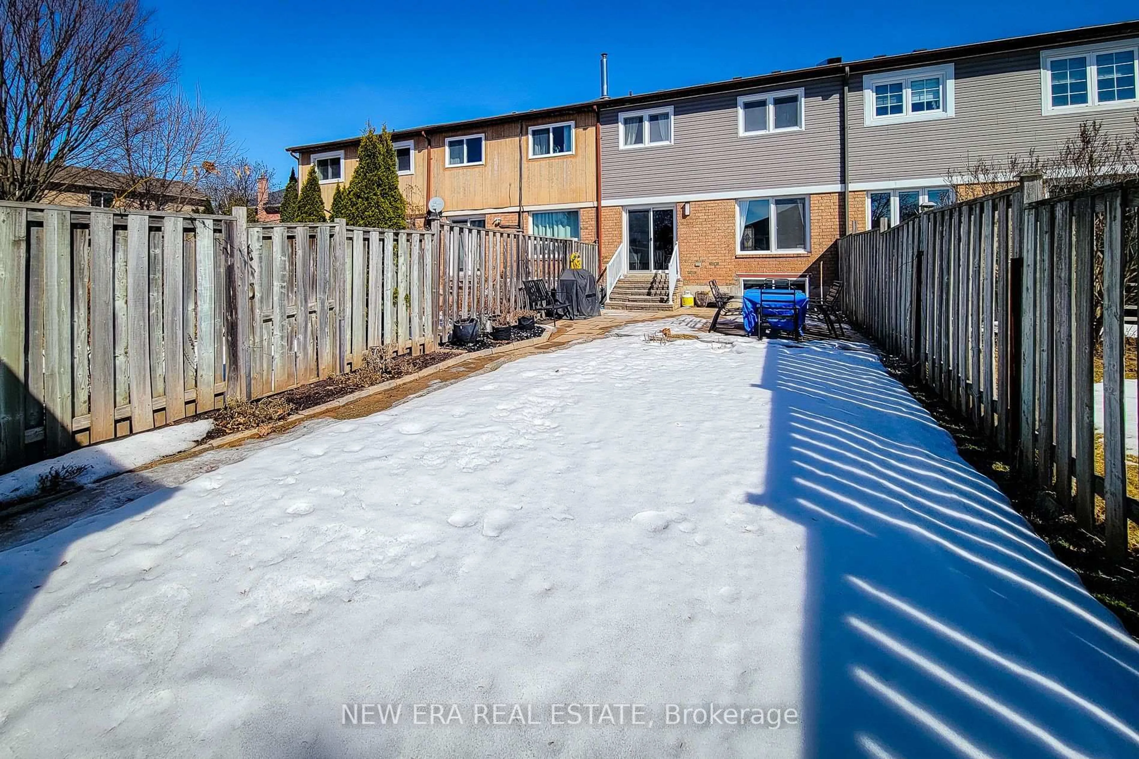 A pic from outside/outdoor area/front of a property/back of a property/a pic from drone, street for 2152 Pelee Blvd, Oakville Ontario L6H 4C8