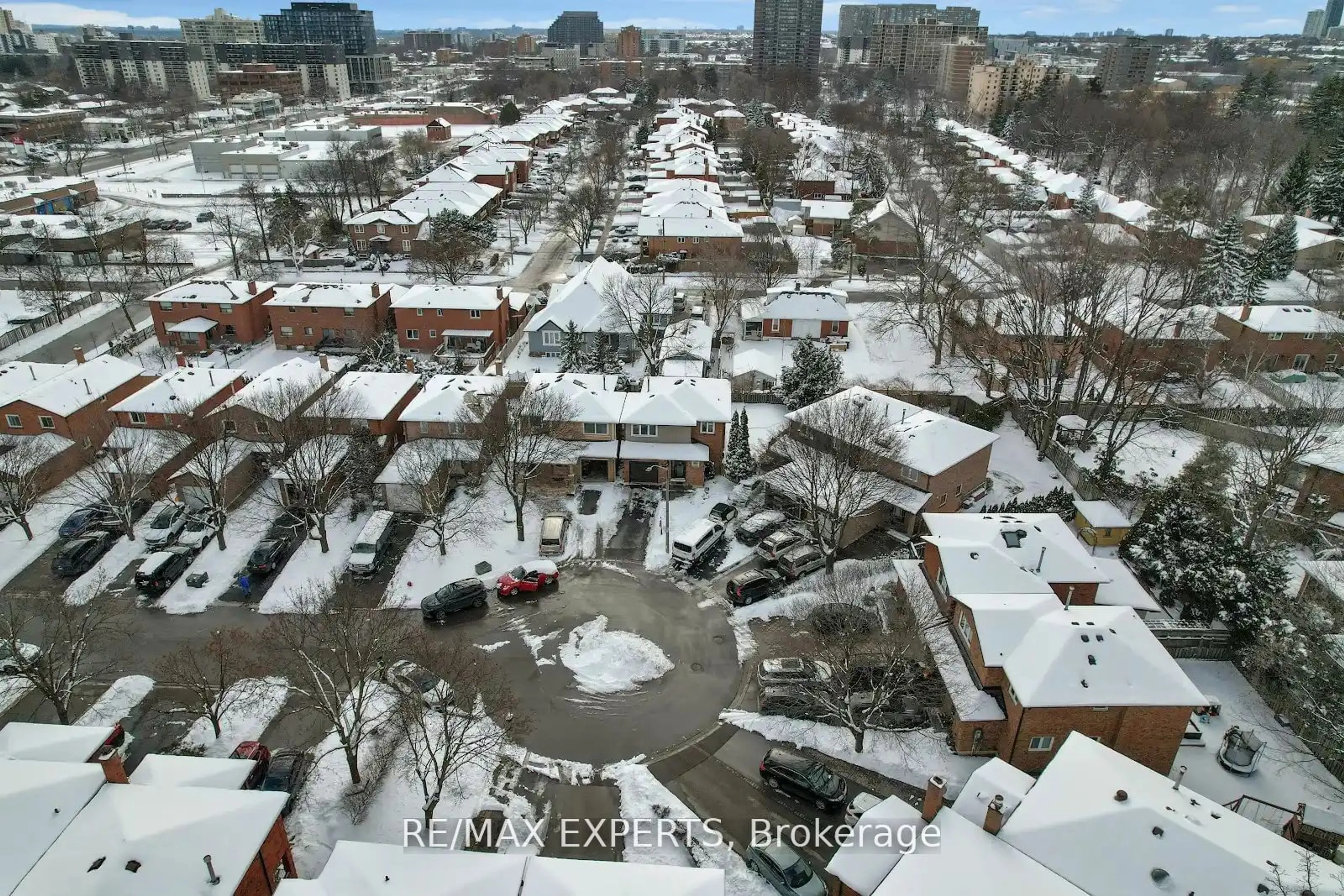 A pic from outside/outdoor area/front of a property/back of a property/a pic from drone, city buildings view from balcony for 3056 Mikeboro Crt, Mississauga Ontario L5A 4B5