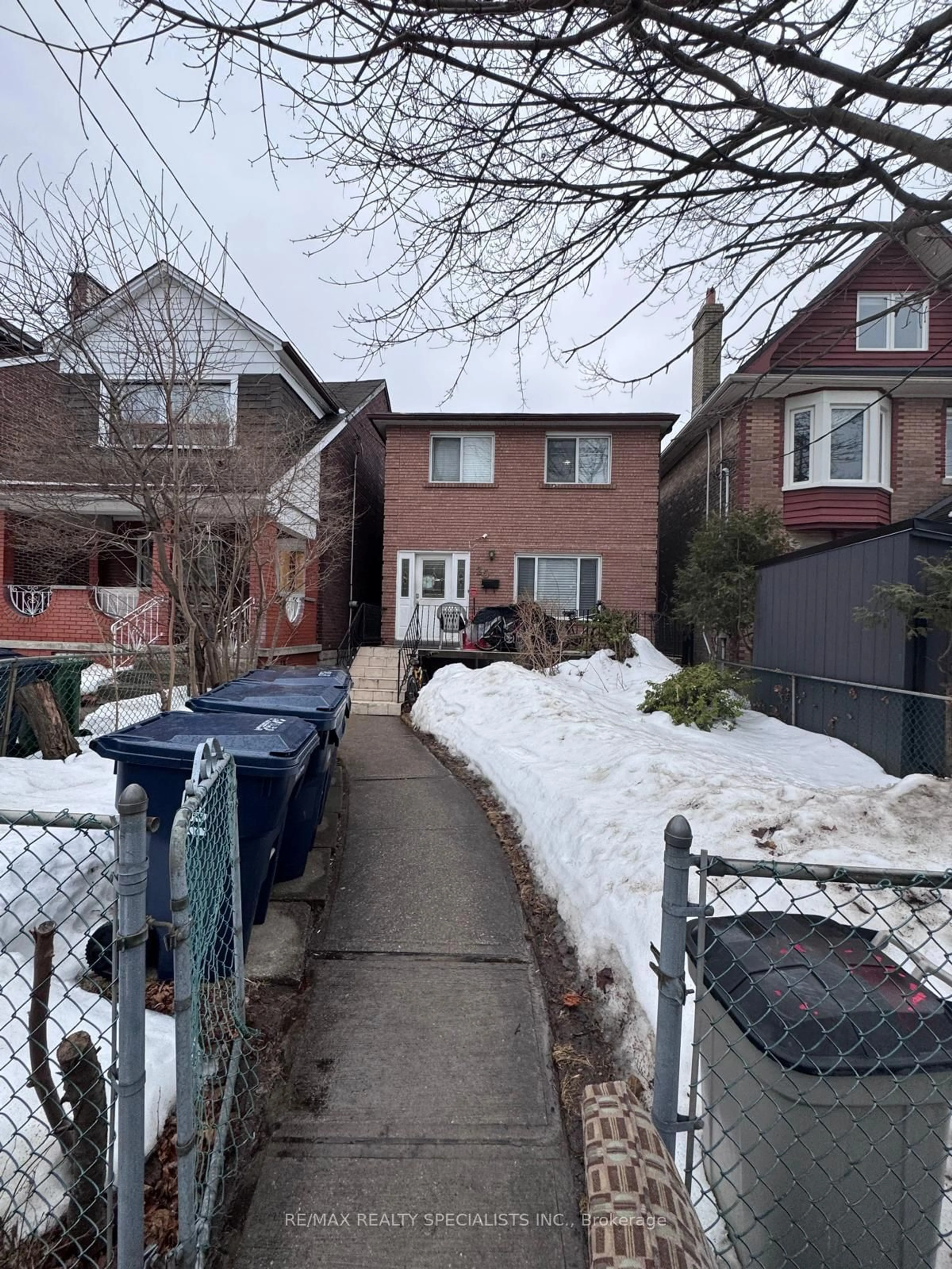 A pic from outside/outdoor area/front of a property/back of a property/a pic from drone, street for 25 Auburn Ave, Toronto Ontario M6H 2L6