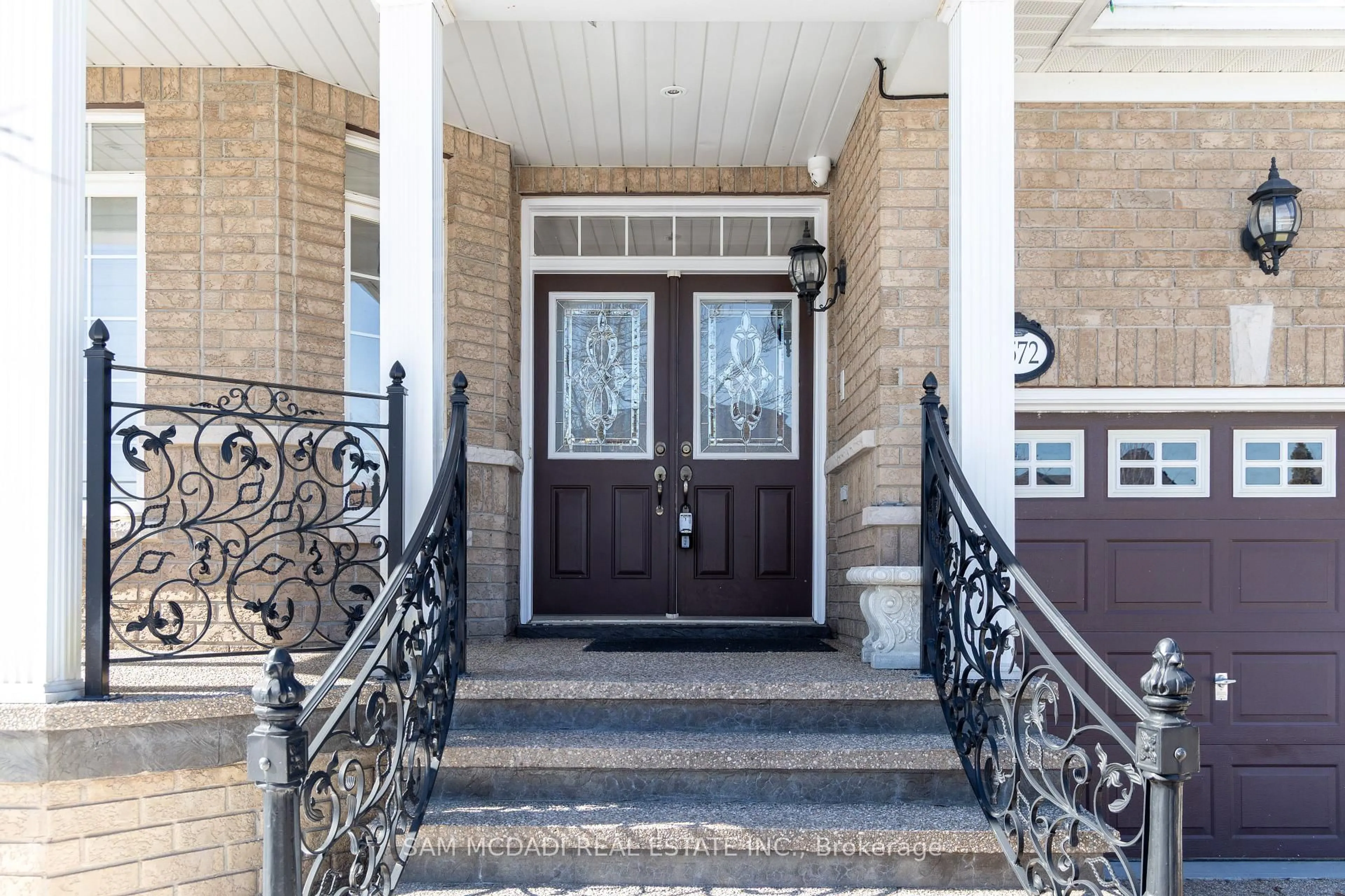 Indoor entryway for 5572 Trailbank Dr, Mississauga Ontario L5M 0H8