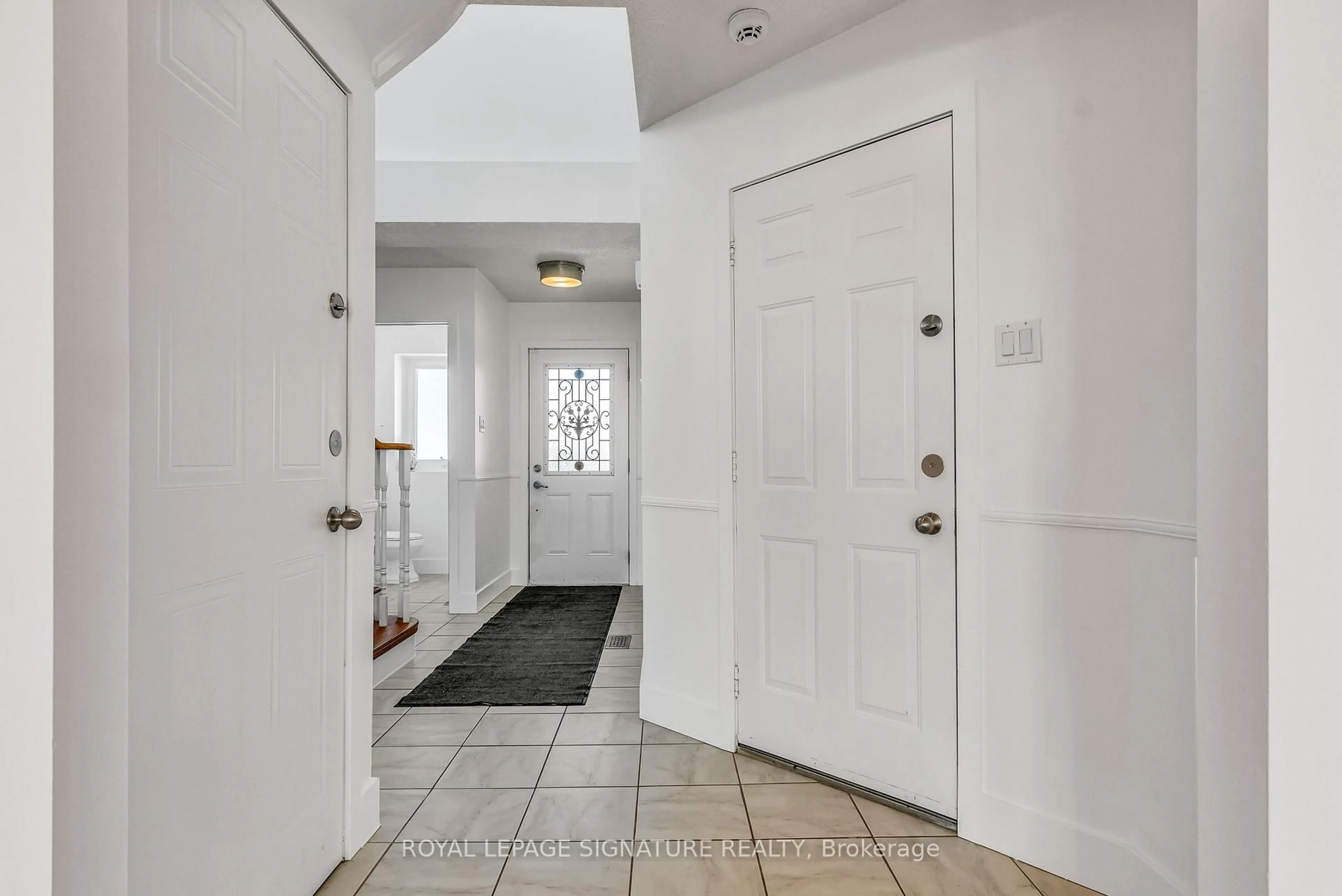 Indoor entryway for 408 Laurentian Ave, Mississauga Ontario L4Z 2J3