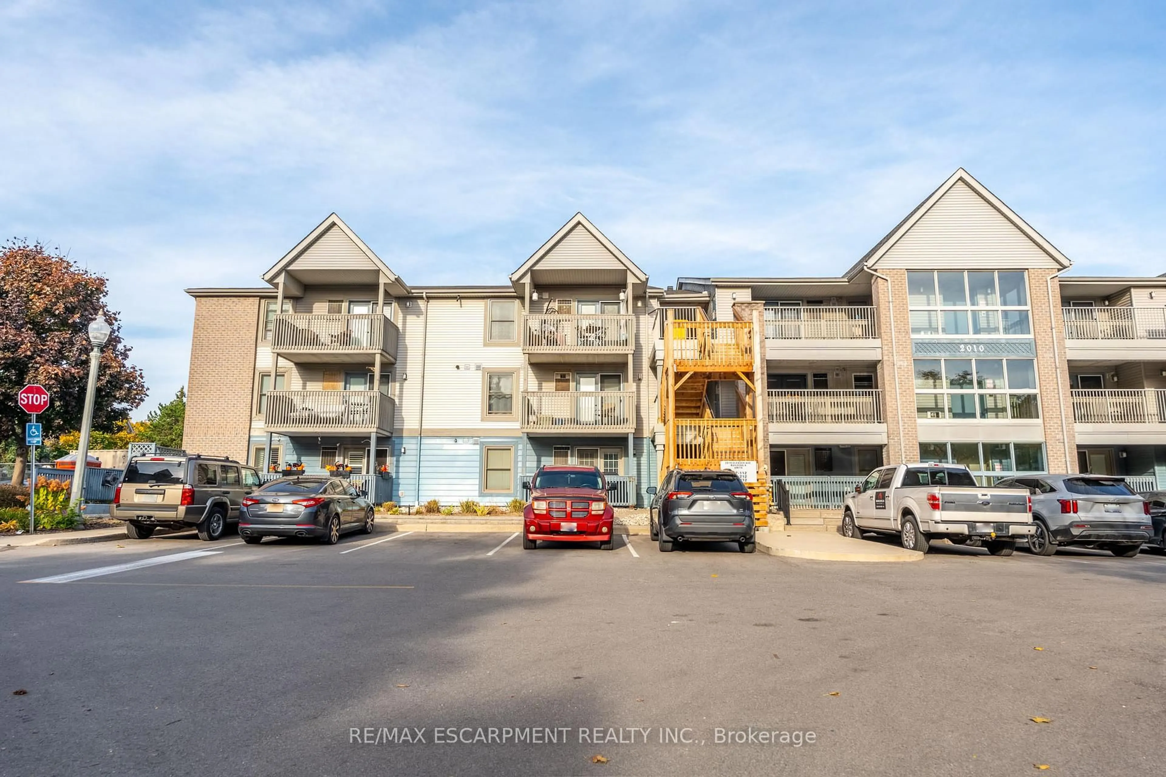 A pic from outside/outdoor area/front of a property/back of a property/a pic from drone, building for 2010 Cleaver Ave #109, Burlington Ontario L7M 4C1