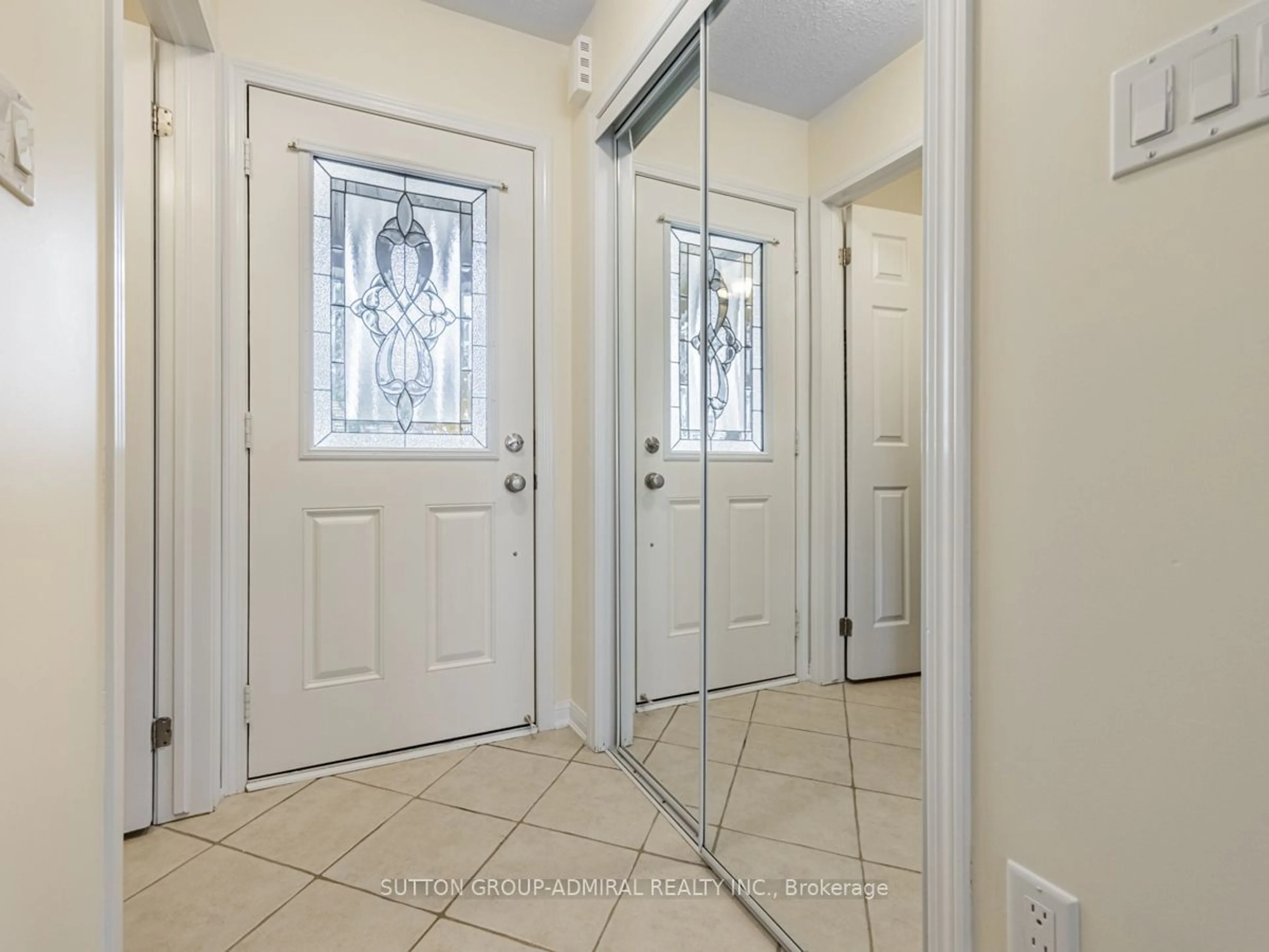 Indoor entryway for 75 McCandless Crt, Milton Ontario L9T 2C4