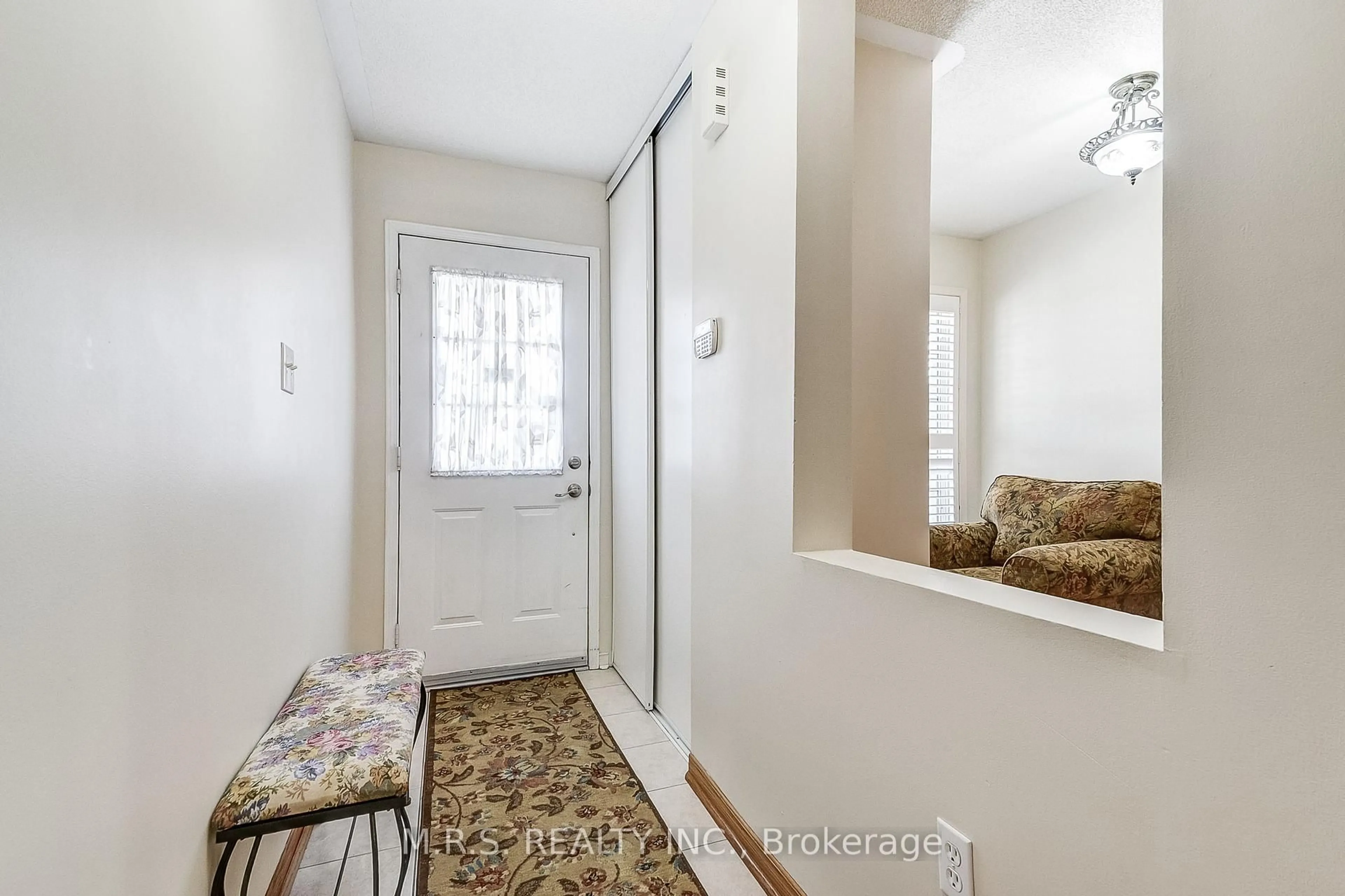 Indoor entryway for 86 Ridgefield Crt, Brampton Ontario L6P 1B3