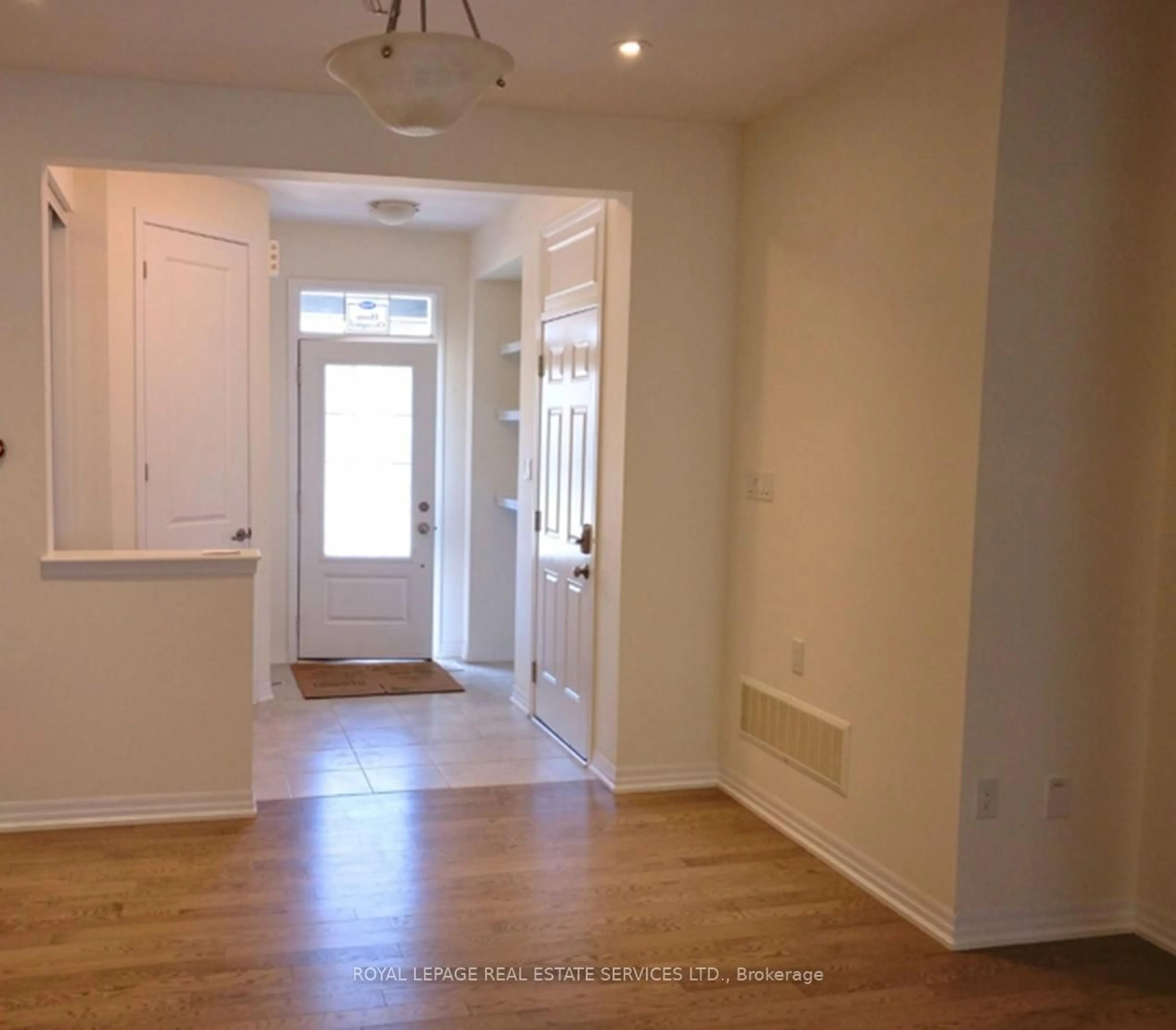 Indoor entryway for 142 Beaveridge Ave, Oakville Ontario L6H 7C3