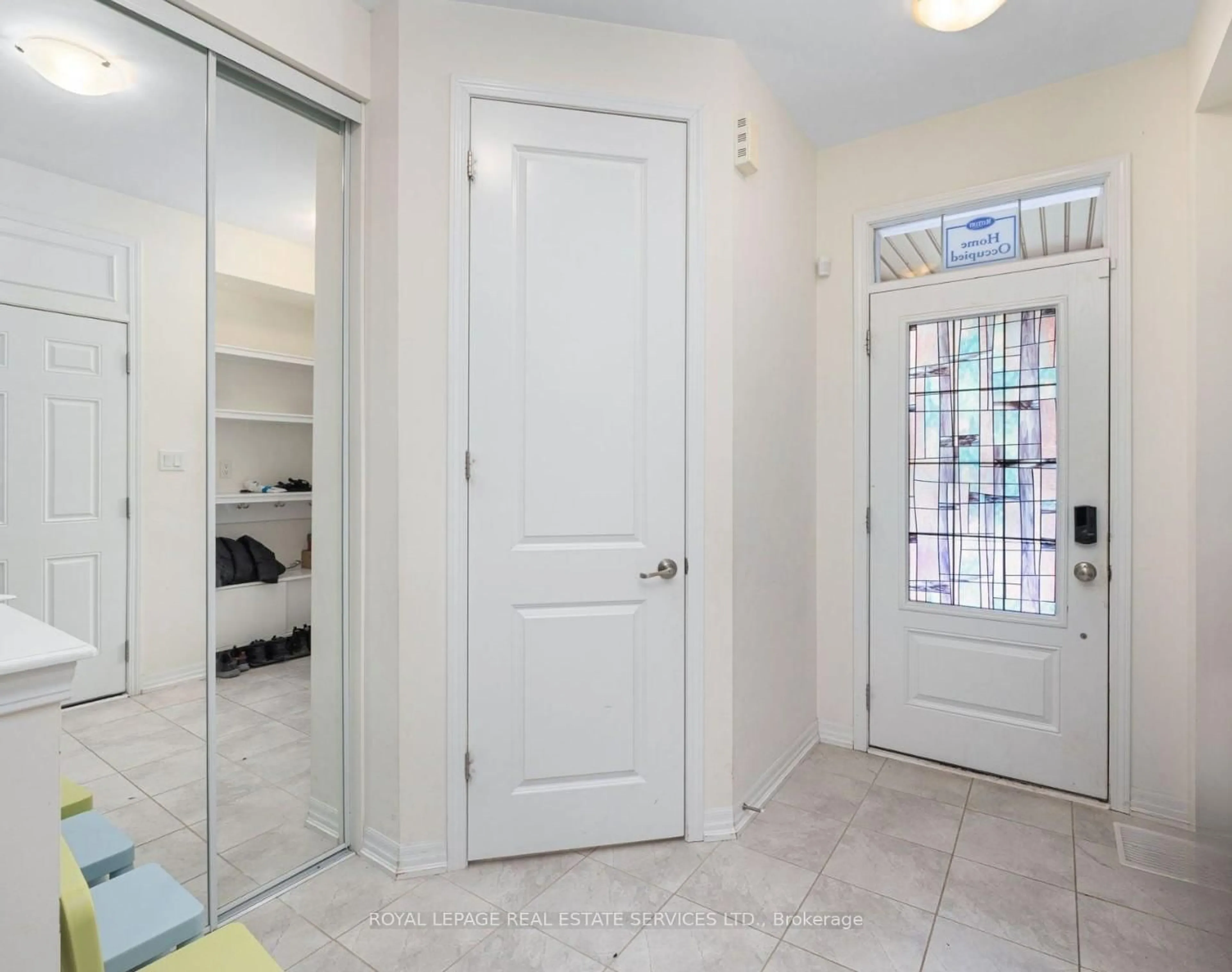 Indoor entryway for 142 Beaveridge Ave, Oakville Ontario L6H 7C3