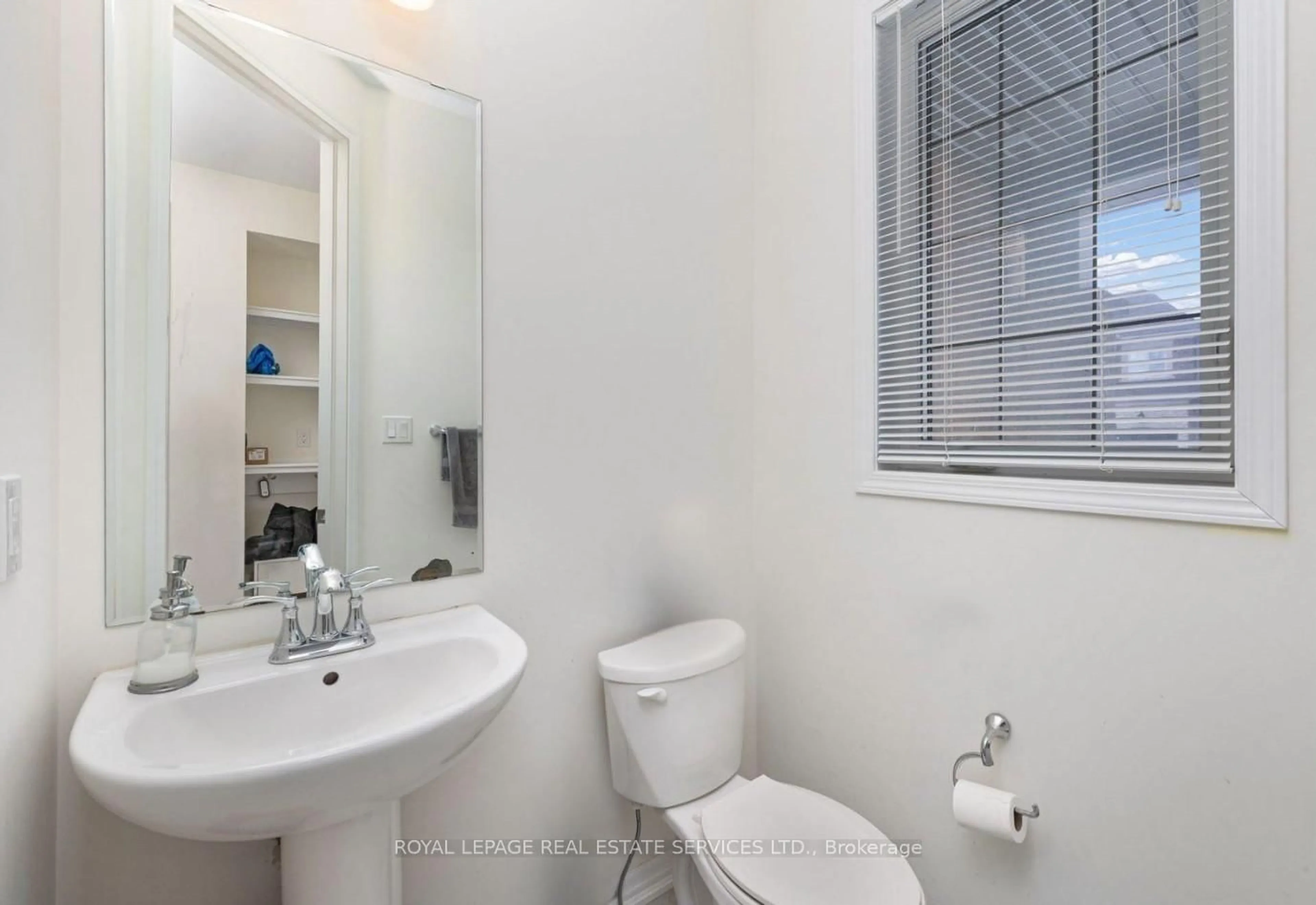 Standard bathroom, ceramic/tile floor for 142 Beaveridge Ave, Oakville Ontario L6H 7C3