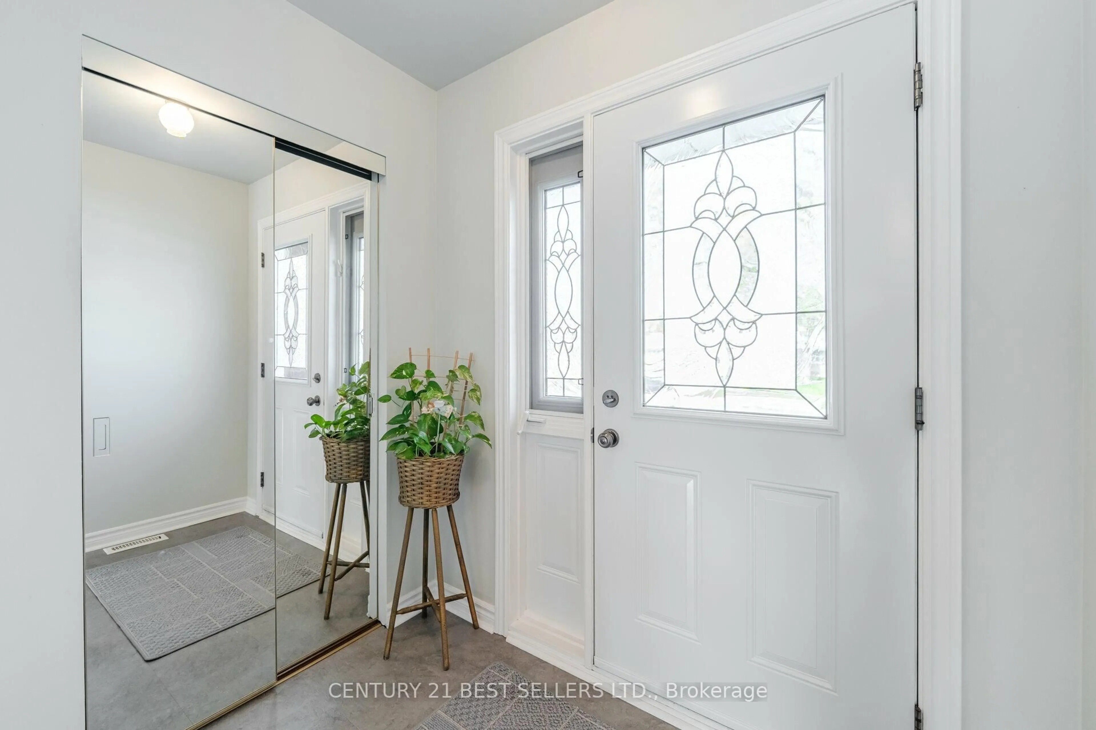 Indoor entryway for 68 Lynmont Rd, Toronto Ontario M9V 3X2