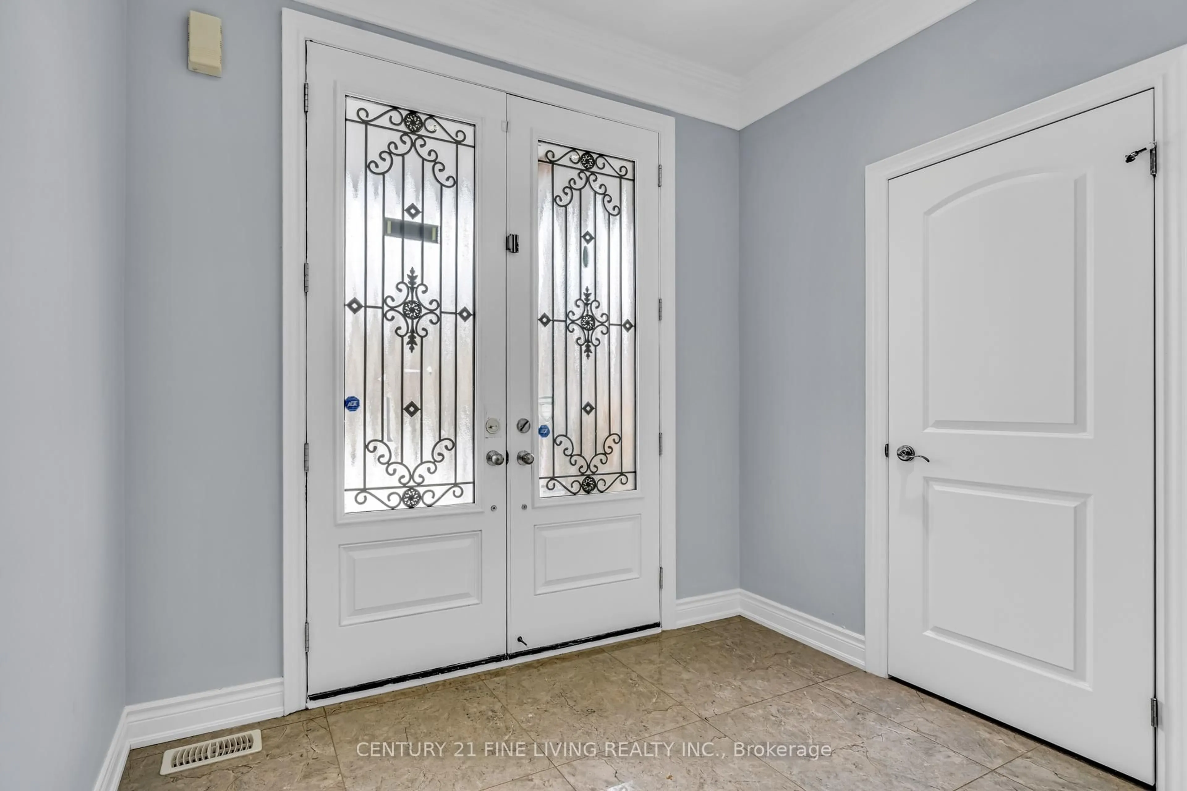 Indoor entryway for 80 Hanbury Cres, Brampton Ontario L6X 5N7