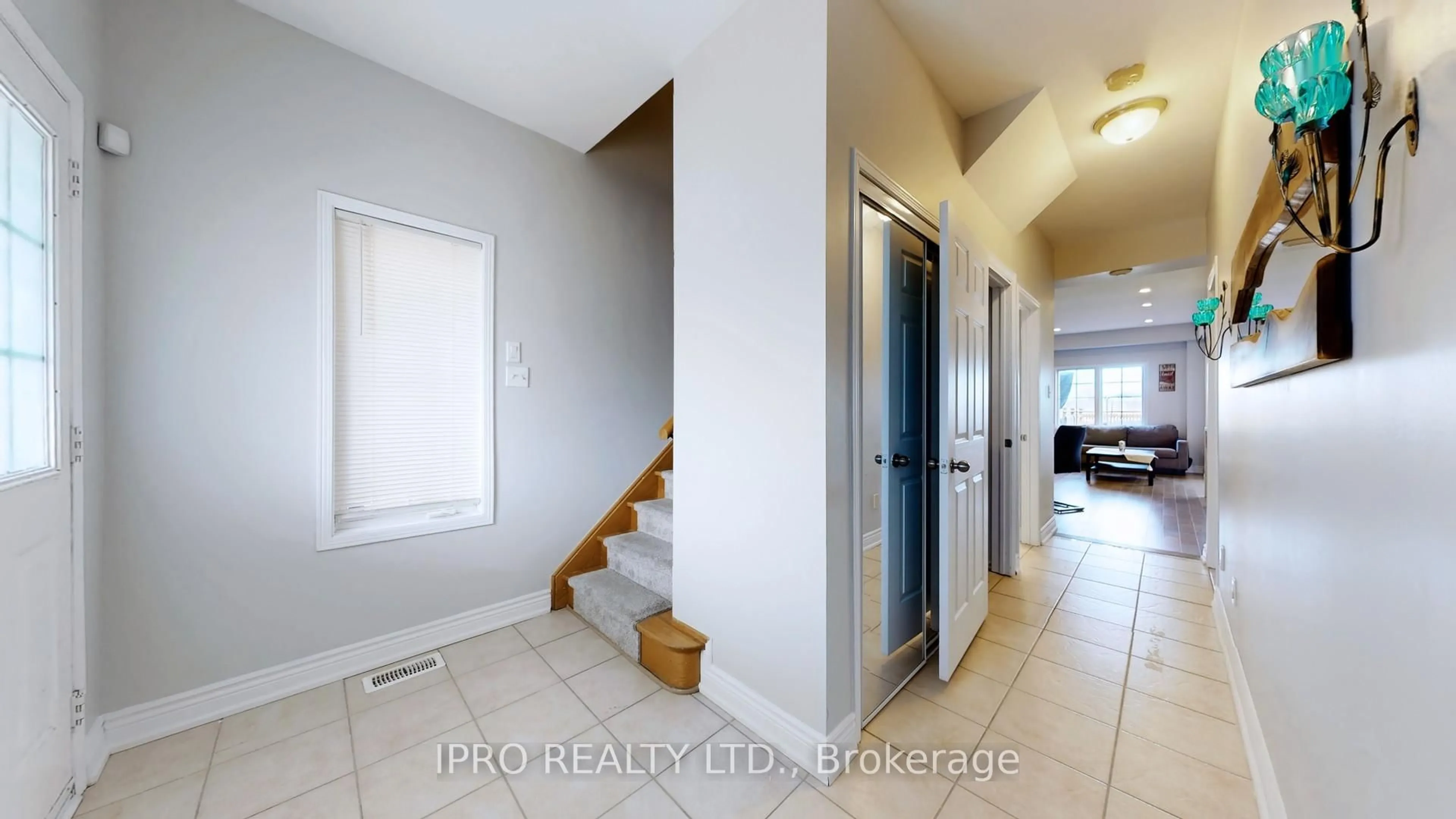 Indoor entryway for 3240 Angel Pass Dr, Mississauga Ontario L5M 7J7