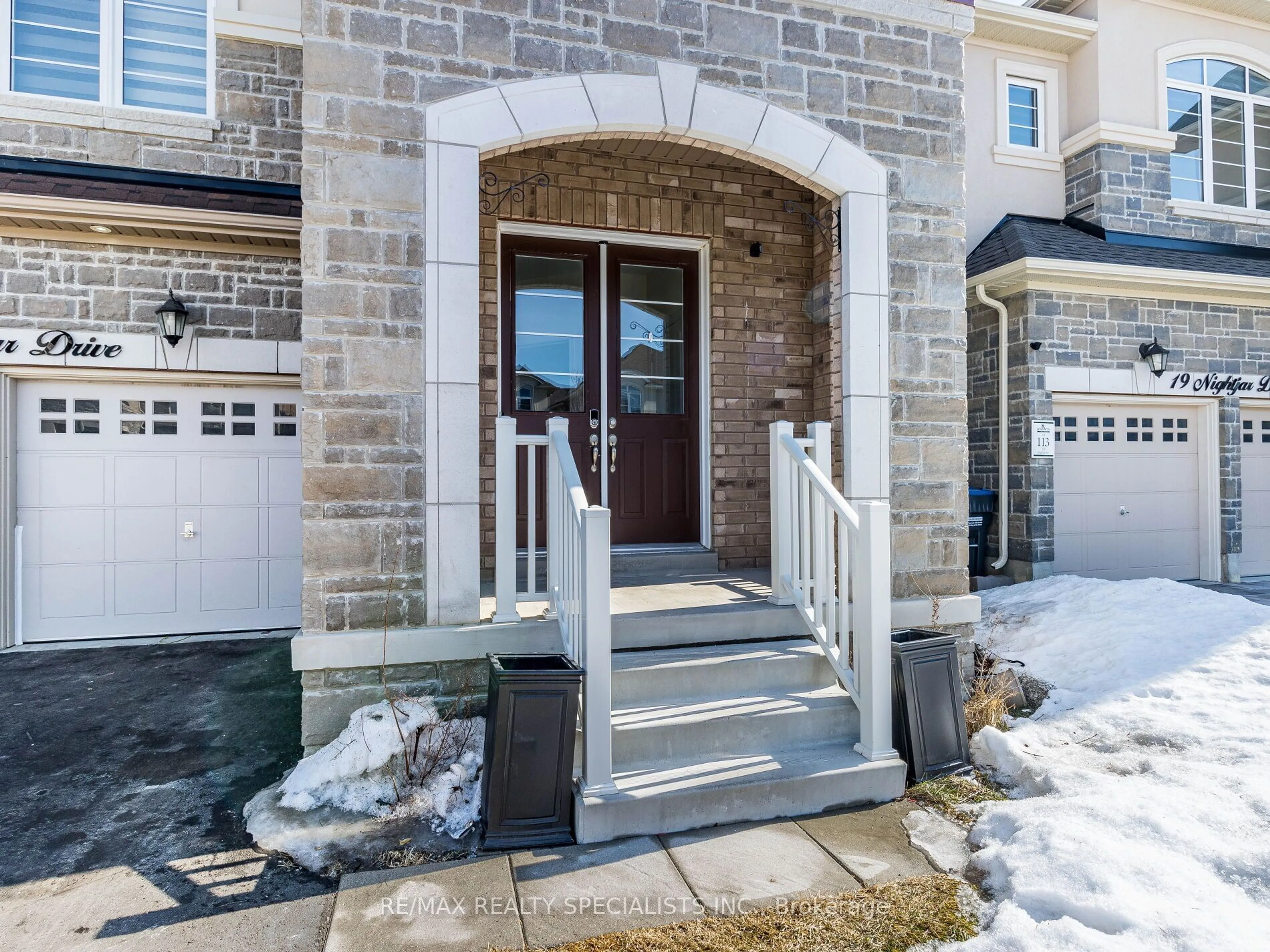 Indoor entryway for 21 Nightjar Dr, Brampton Ontario L7A 5A1