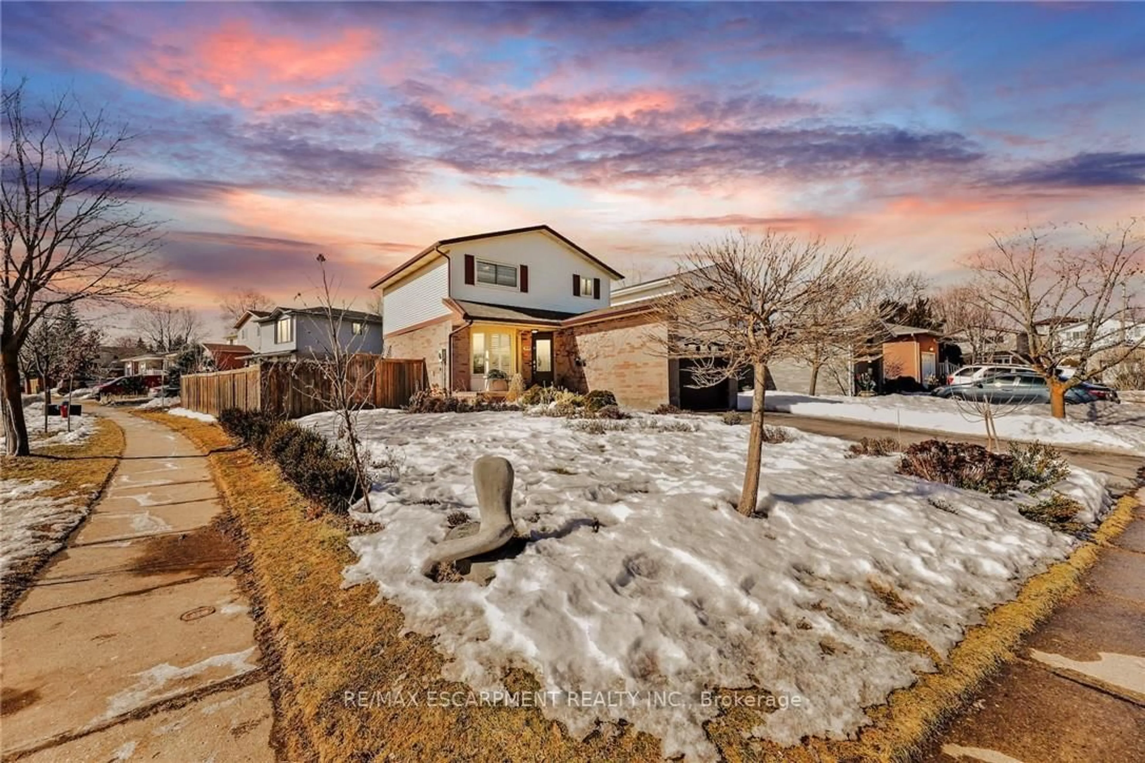 A pic from outside/outdoor area/front of a property/back of a property/a pic from drone, street for 2430 ALDER Dr, Burlington Ontario L7P 4X2