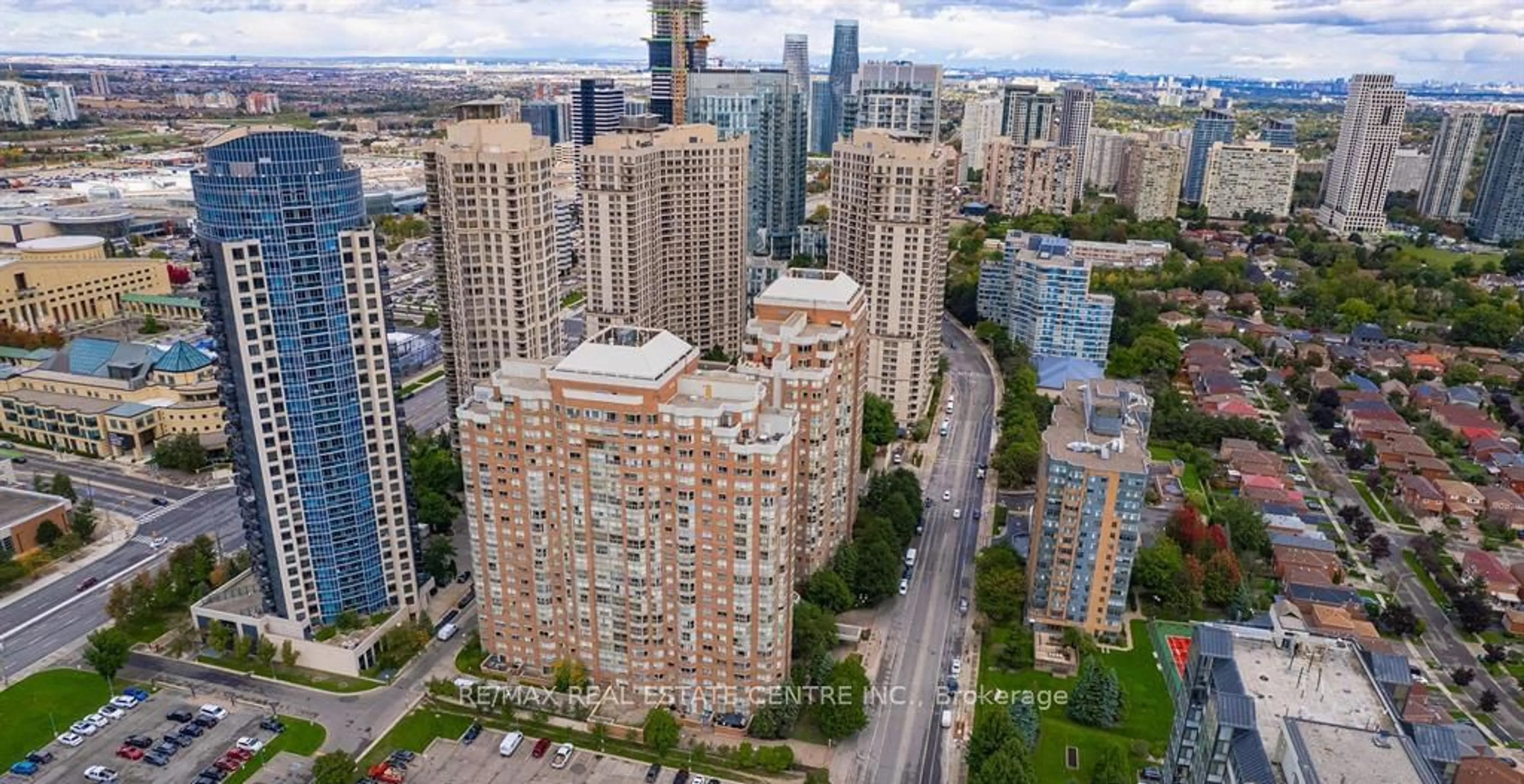 A pic from outside/outdoor area/front of a property/back of a property/a pic from drone, city buildings view from balcony for 335 Webb Dr #702, Mississauga Ontario L5B 4A1