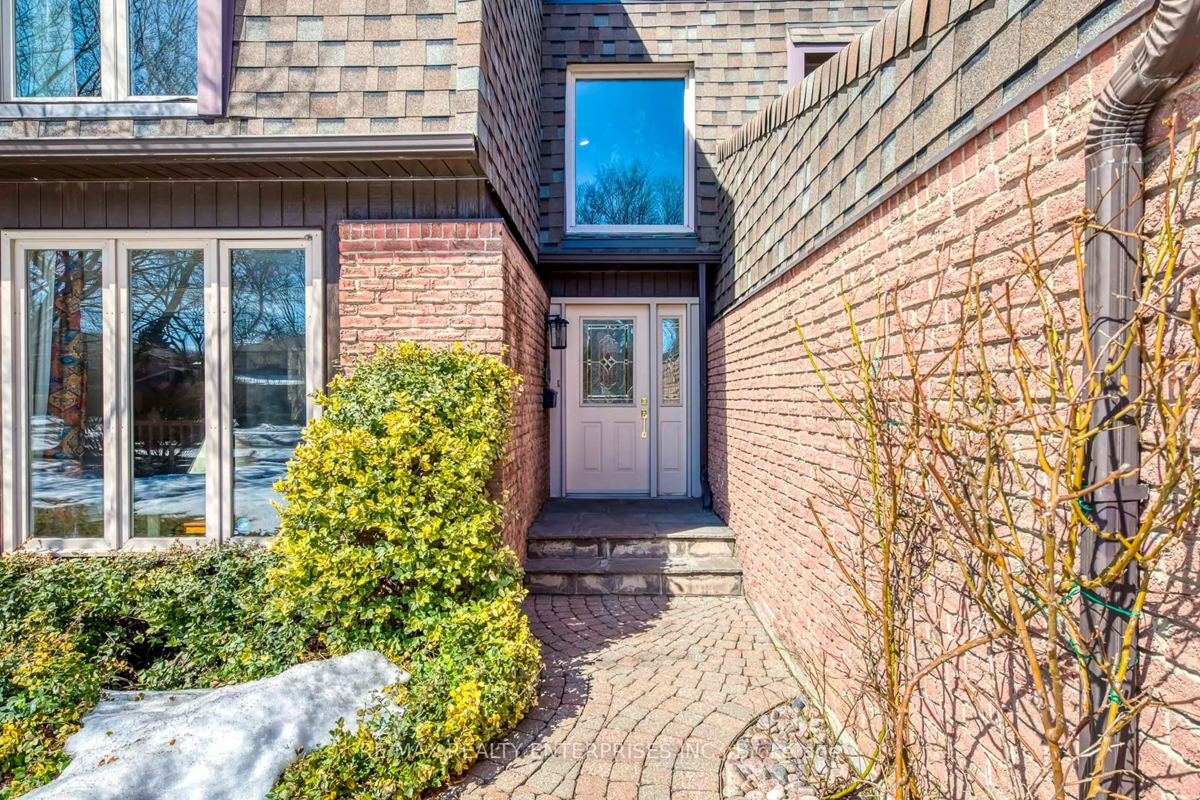 Home with brick exterior material, street for 1675 Medallion Crt, Mississauga Ontario L5J 4E9