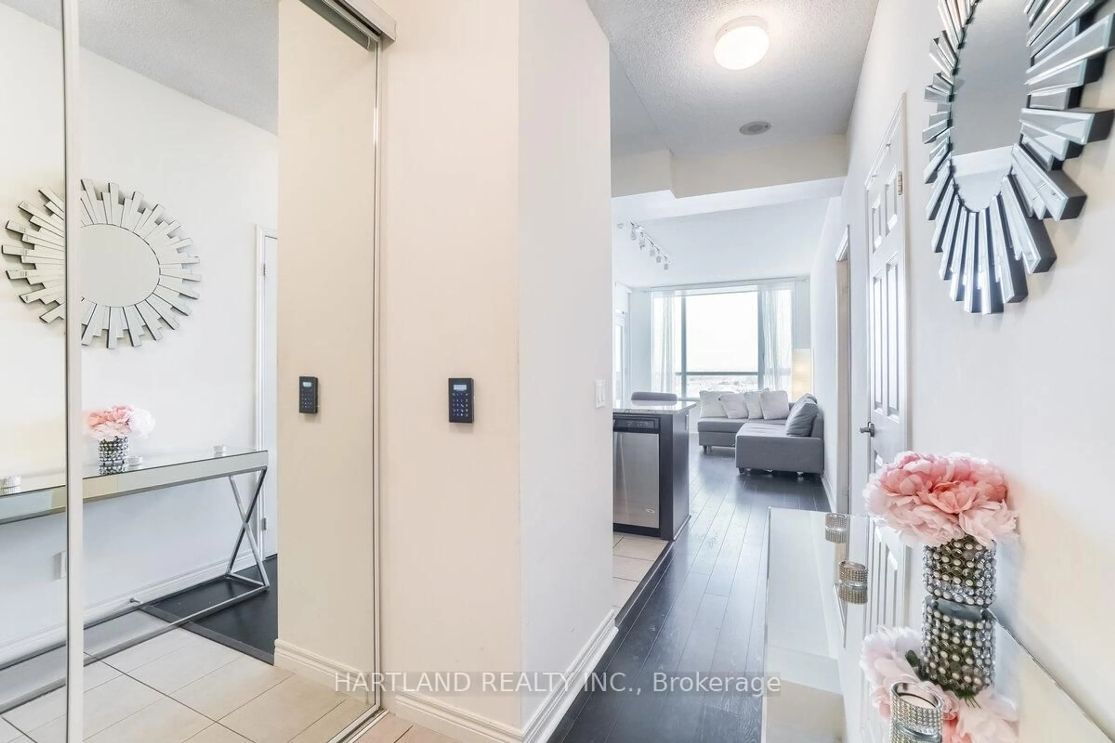 Indoor entryway for 339 Rathburn Rd #1901, Mississauga Ontario L5B 0K6