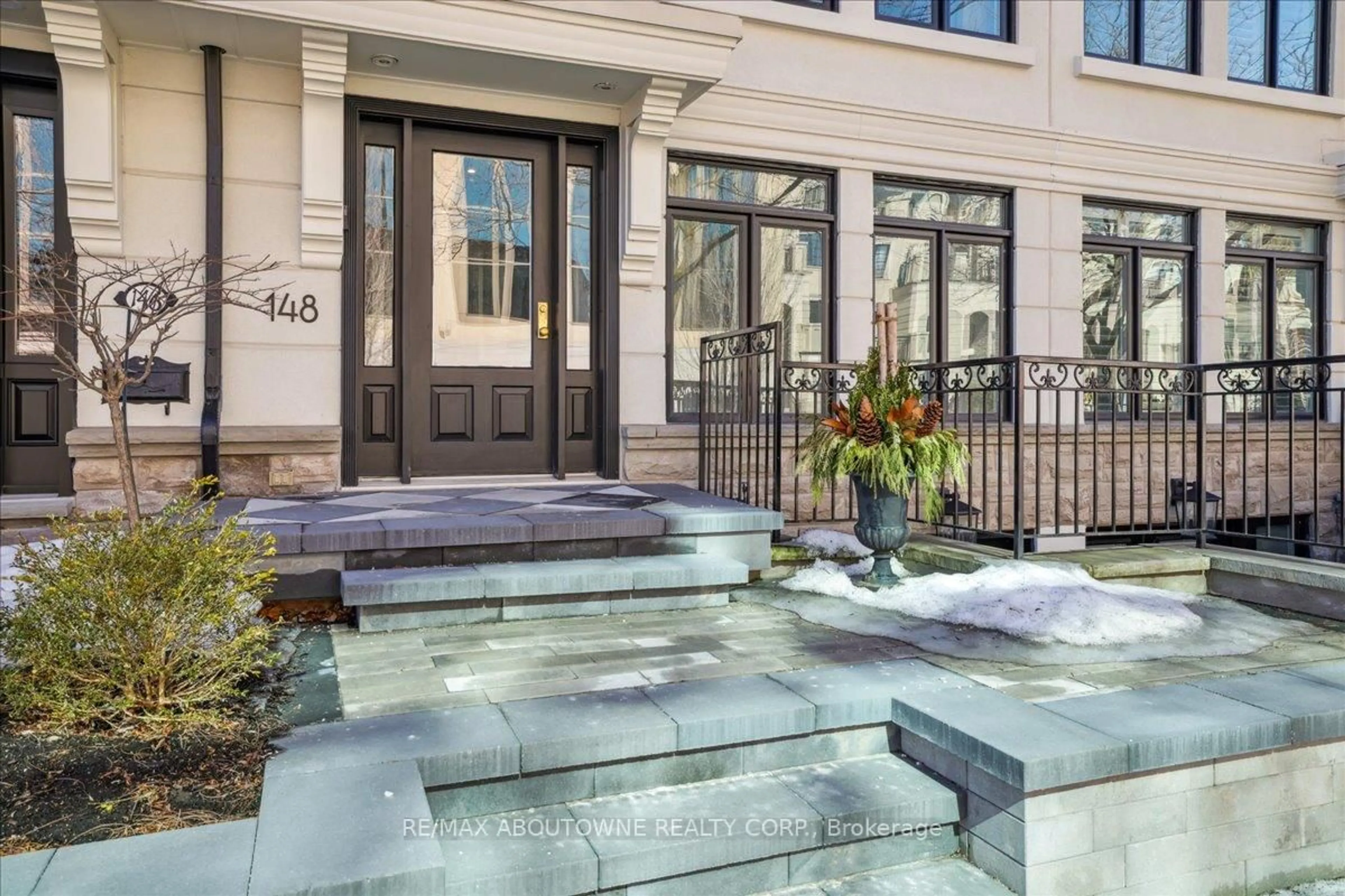 Indoor entryway for 148 Reynolds St, Oakville Ontario L6J 3K9