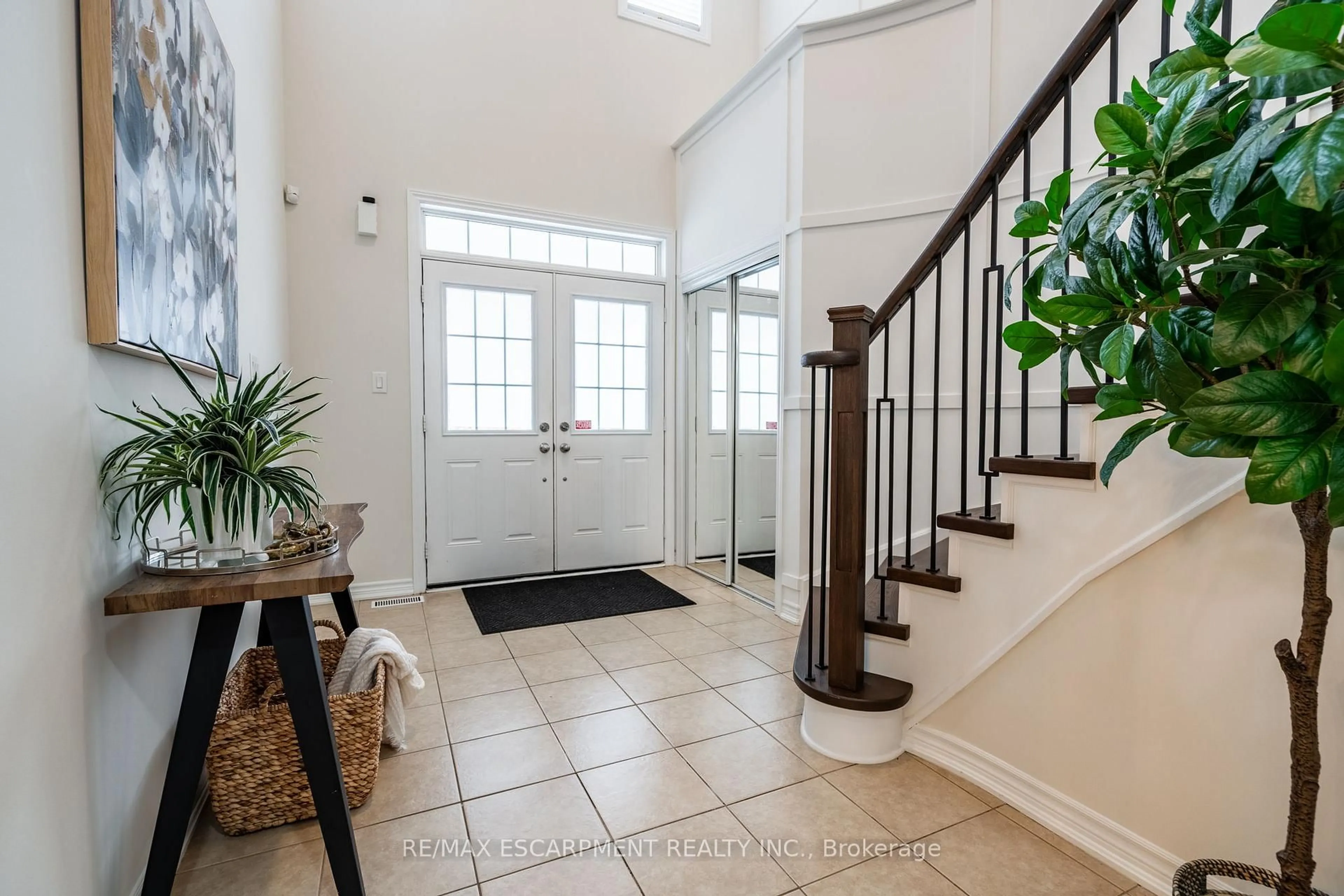 Indoor entryway for 1327 Ruddy Cres, Milton Ontario L9T 8M3