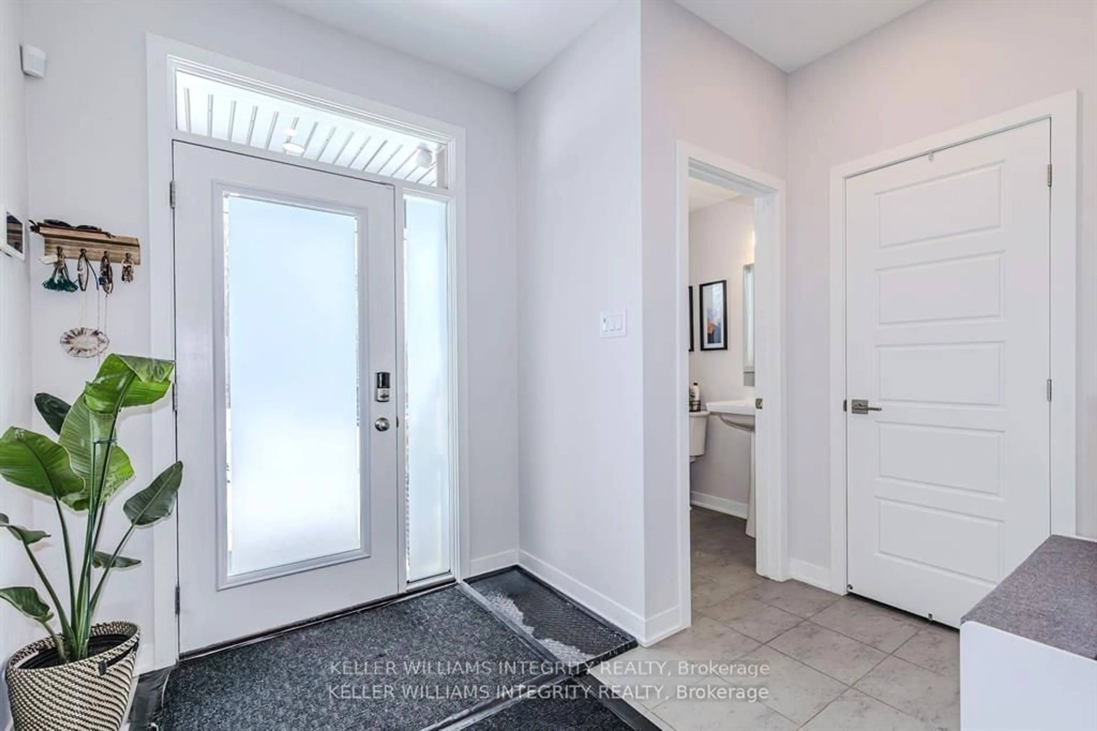 Indoor entryway for 841 Derreen Ave, Stittsville - Munster - Richmond Ontario K2S 3A7