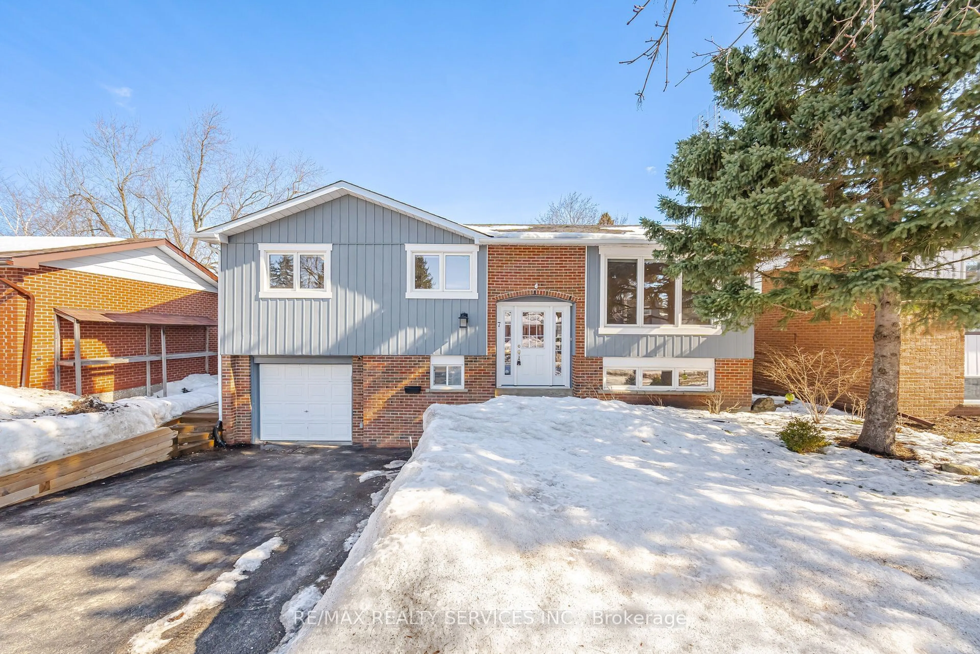 Home with brick exterior material, street for 7 Avonmore Cres, Orangeville Ontario L9W 3C2