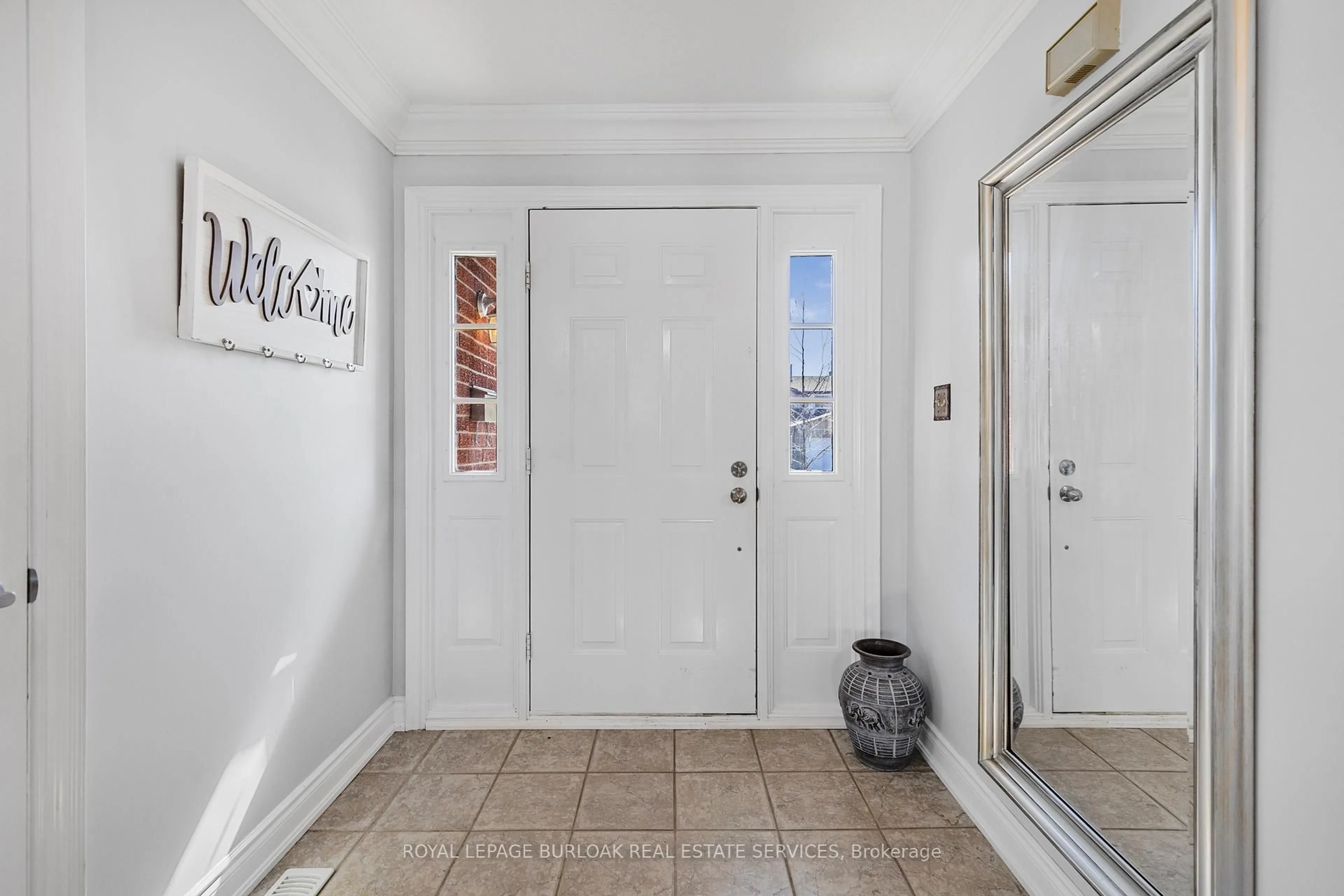 Indoor entryway for 3361 Palmer Dr, Burlington Ontario L7M 1Z7