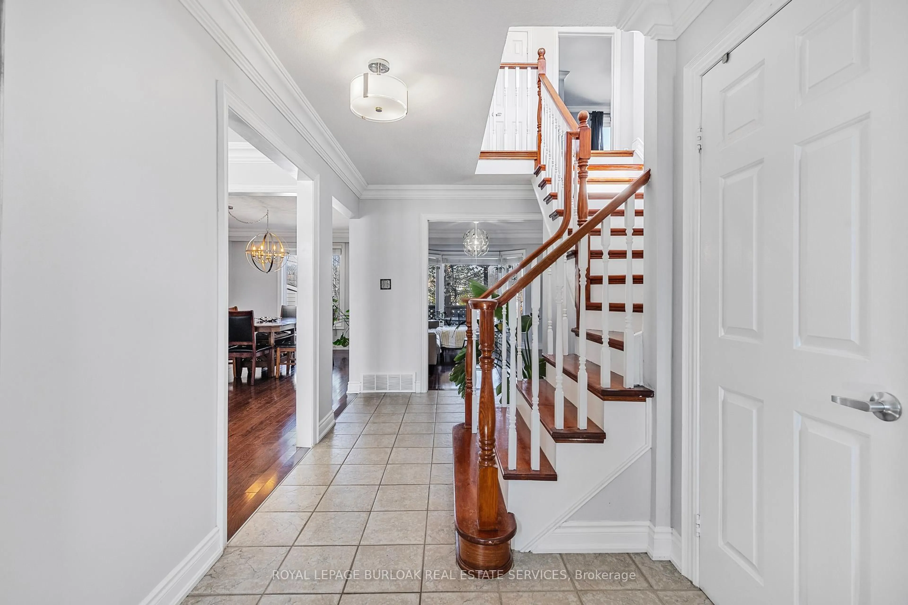 Indoor foyer for 3361 Palmer Dr, Burlington Ontario L7M 1Z7