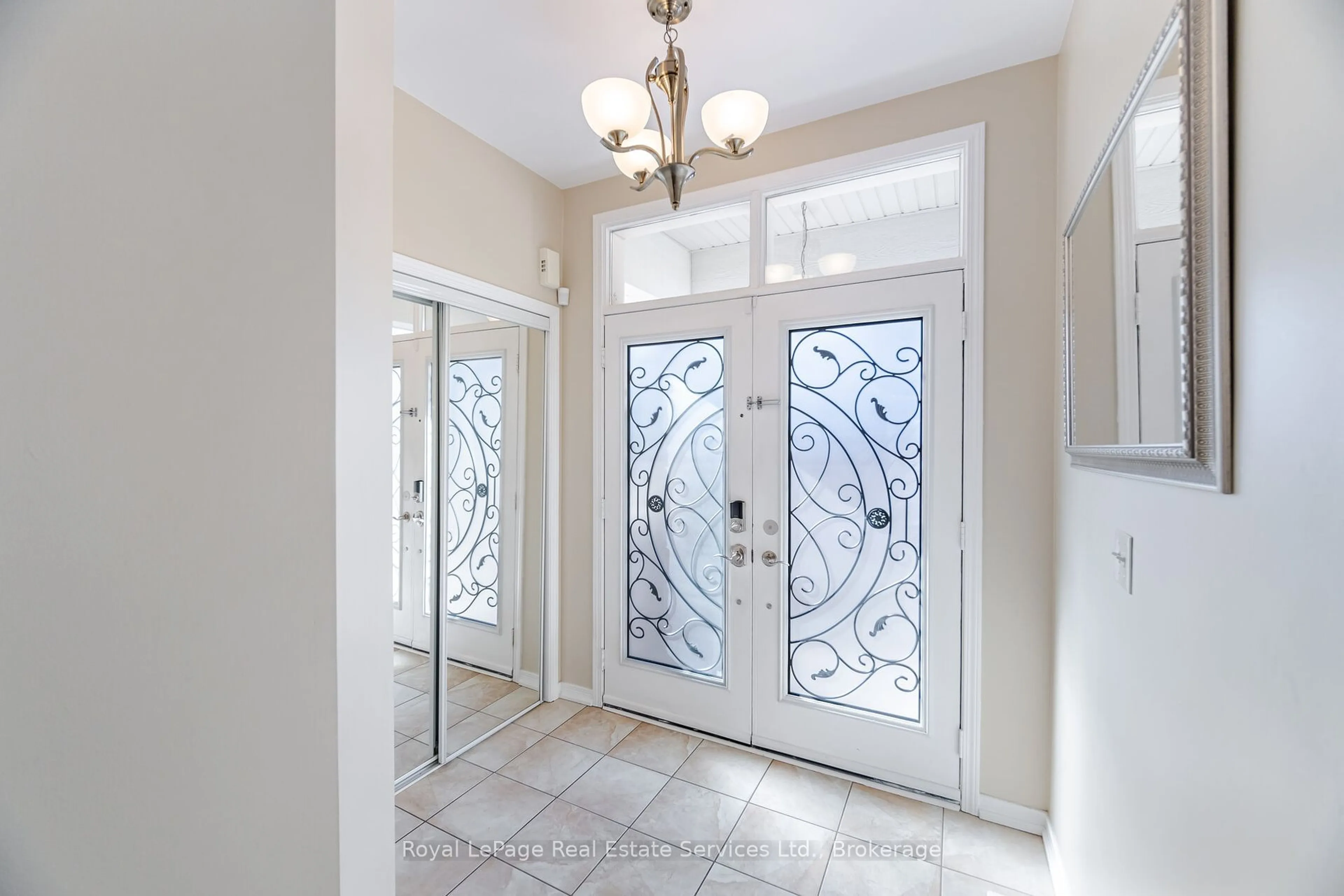 Indoor entryway for 4262 Murvel Ave, Burlington Ontario L7M 0M9