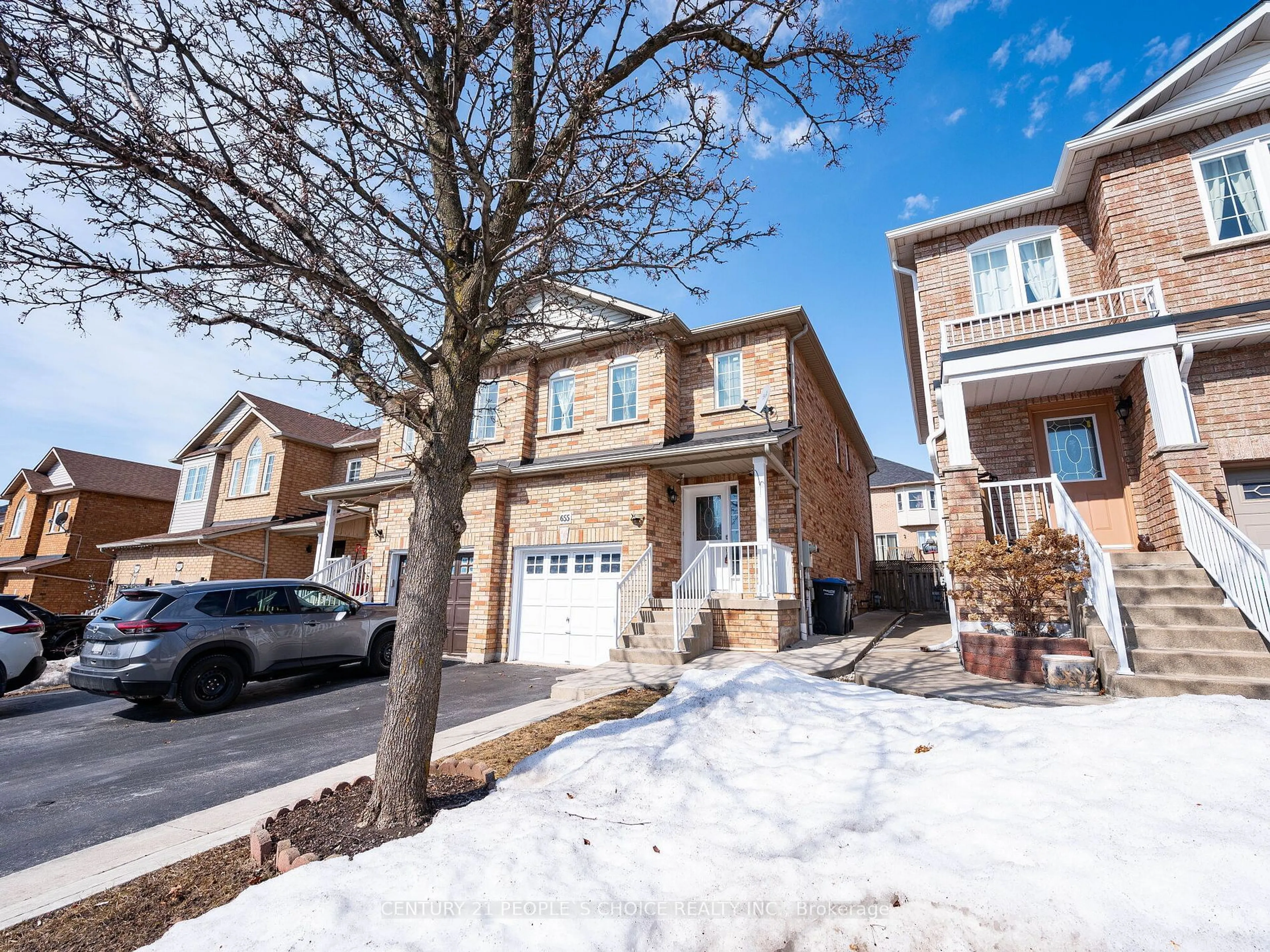 A pic from outside/outdoor area/front of a property/back of a property/a pic from drone, street for 655 Madame St, Mississauga Ontario L5W 1H1