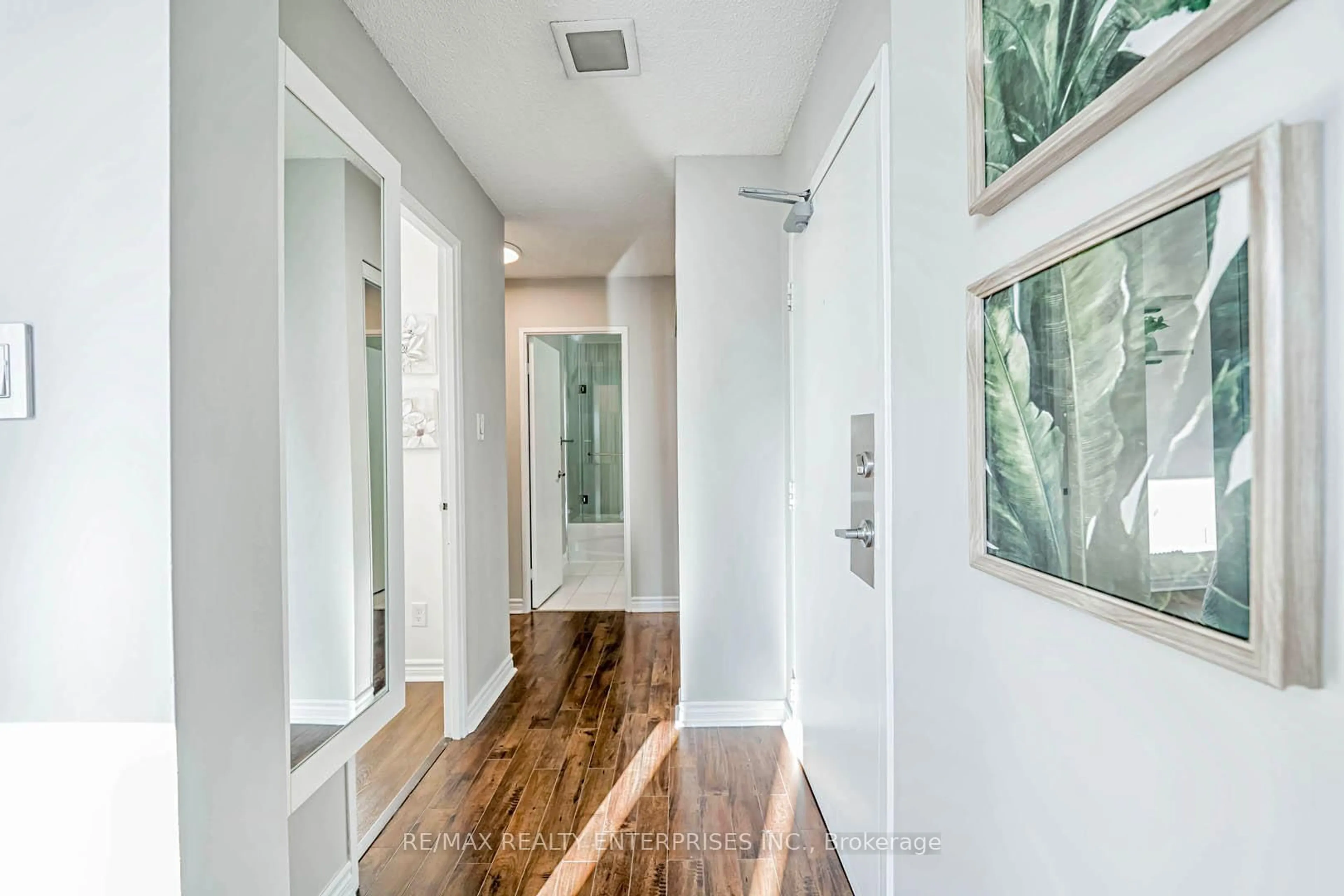 Indoor entryway for 20 Speers Rd #PH02, Oakville Ontario L6K 3R5