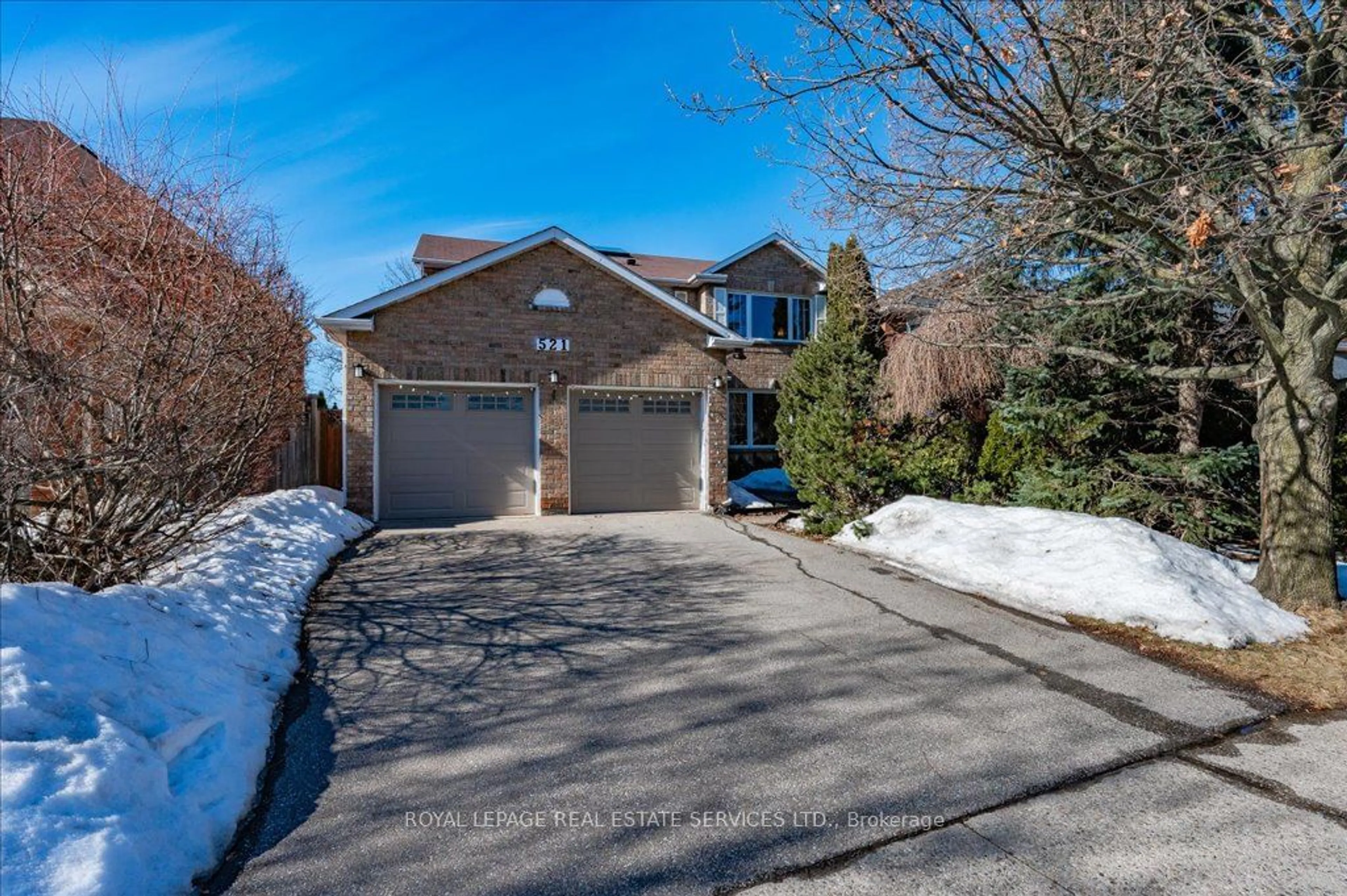 A pic from outside/outdoor area/front of a property/back of a property/a pic from drone, street for 521 Golden Oak Dr, Oakville Ontario L6H 3X6